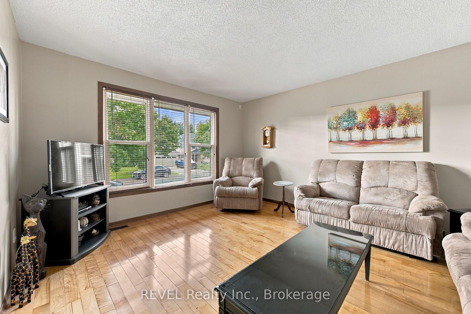 Photo 8 of 10 Michelle Drive, St. Catharines, Grapeview — HOMEH