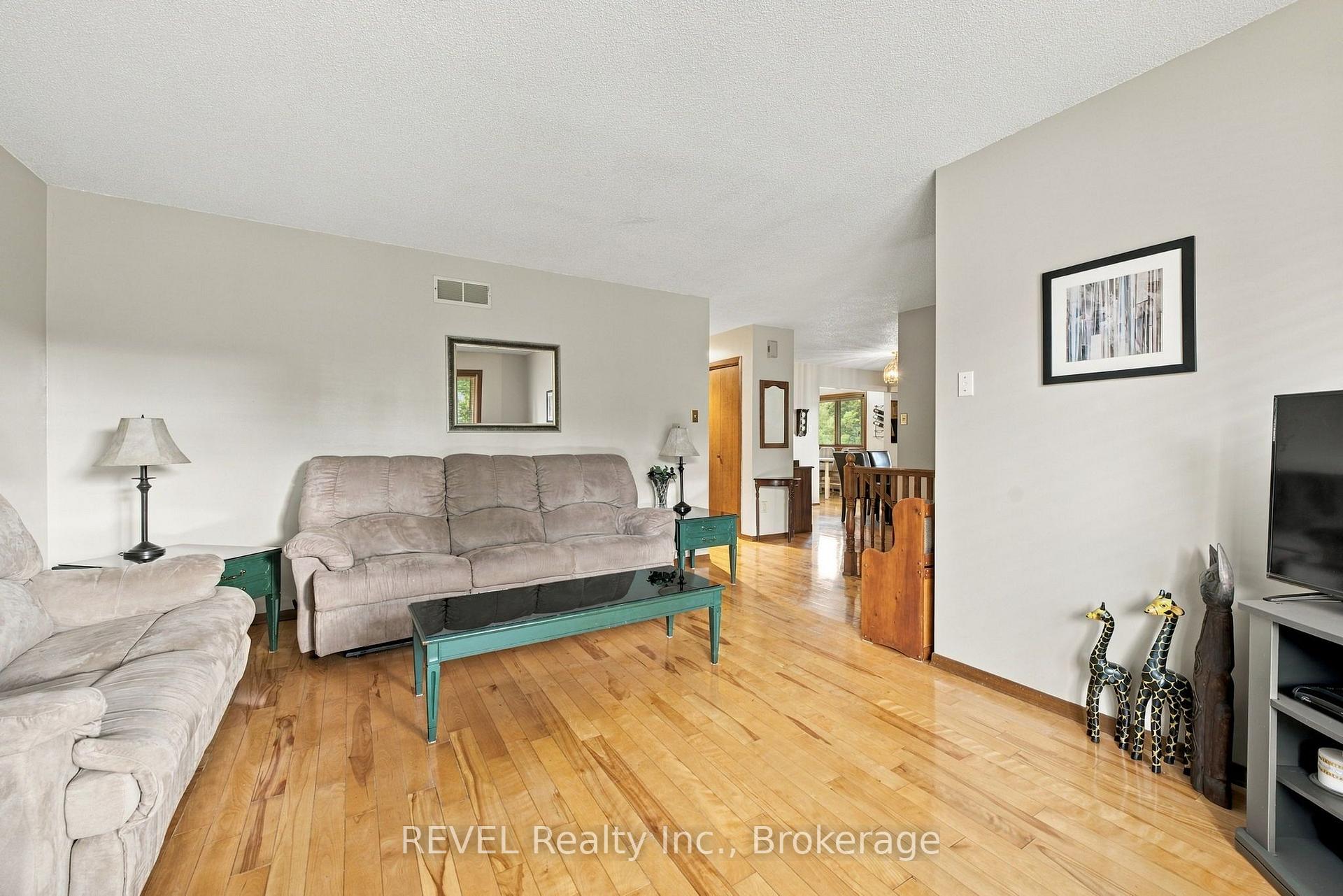 Photo 9 of 10 Michelle Drive, St. Catharines, Grapeview — HOMEH