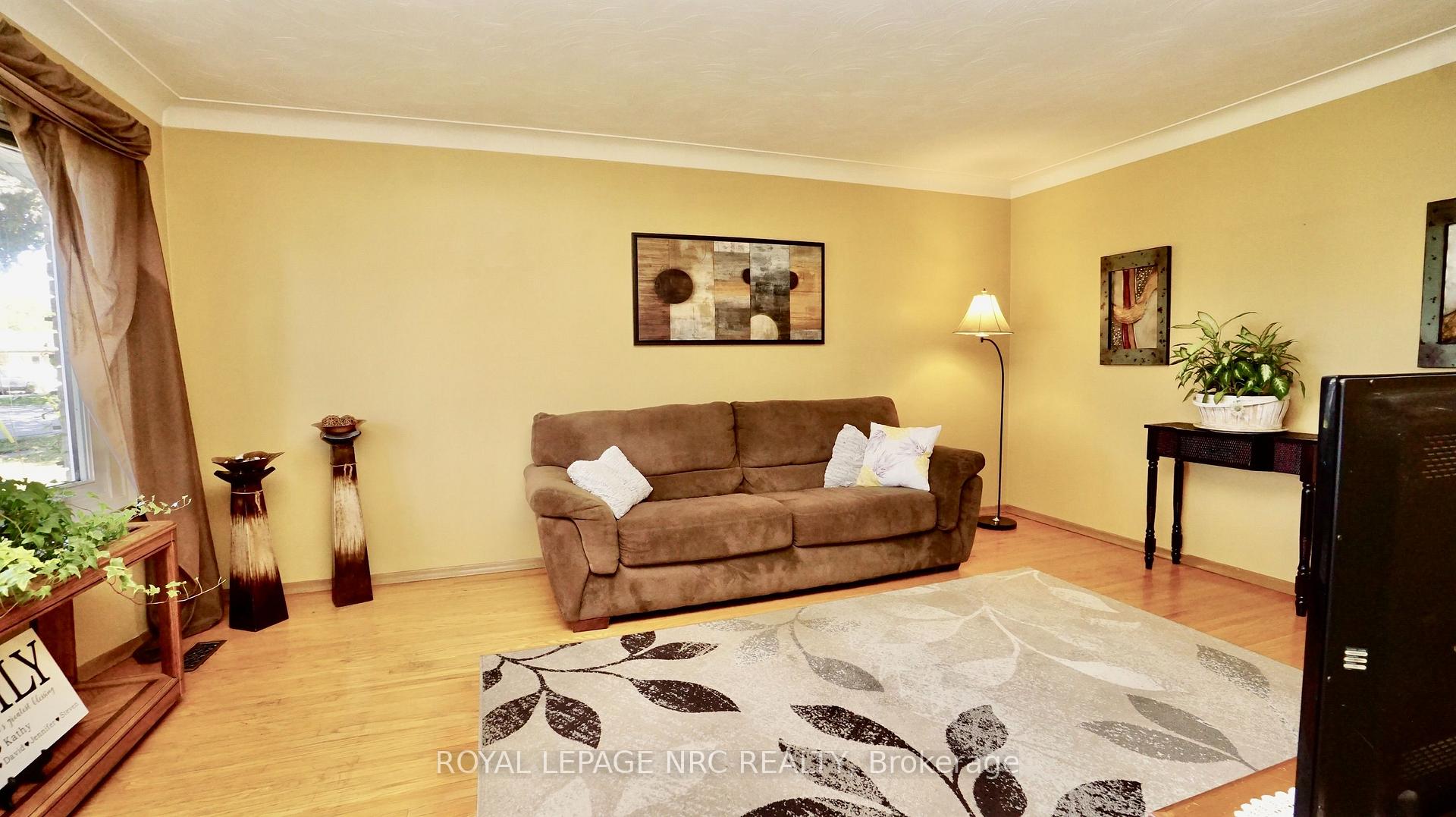 Photo 10 of 7030 Whitman Avenue, Niagara Falls, Arad/Fallsview — HOMEH