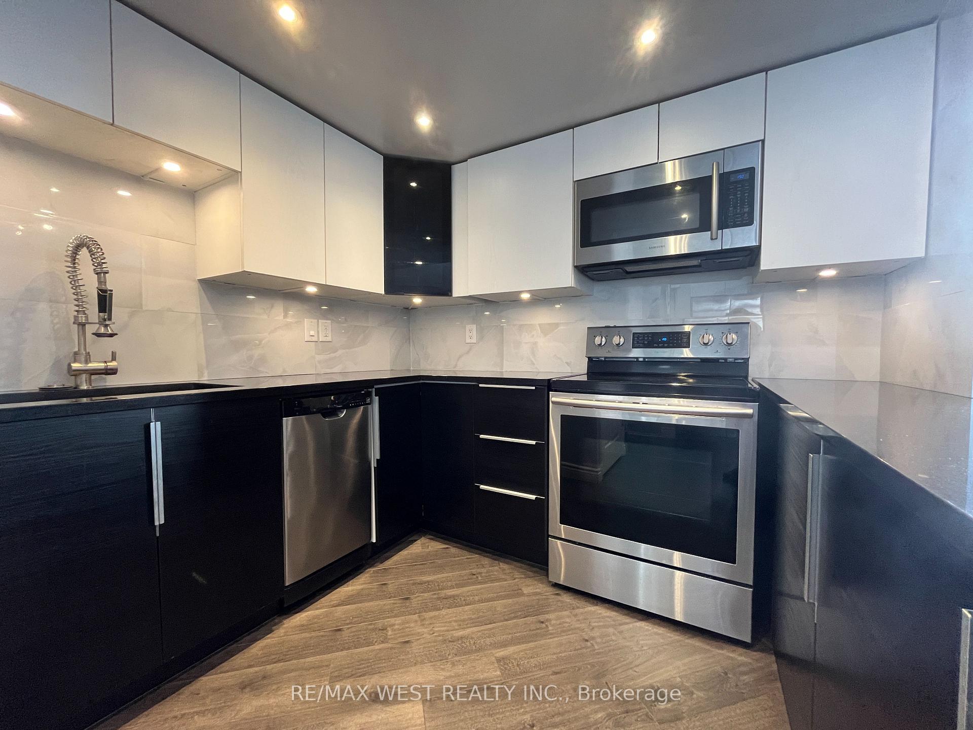 Photo 2 of Unit 1007, 300 Webb Drive, Mississauga, City Centre — HOMEH