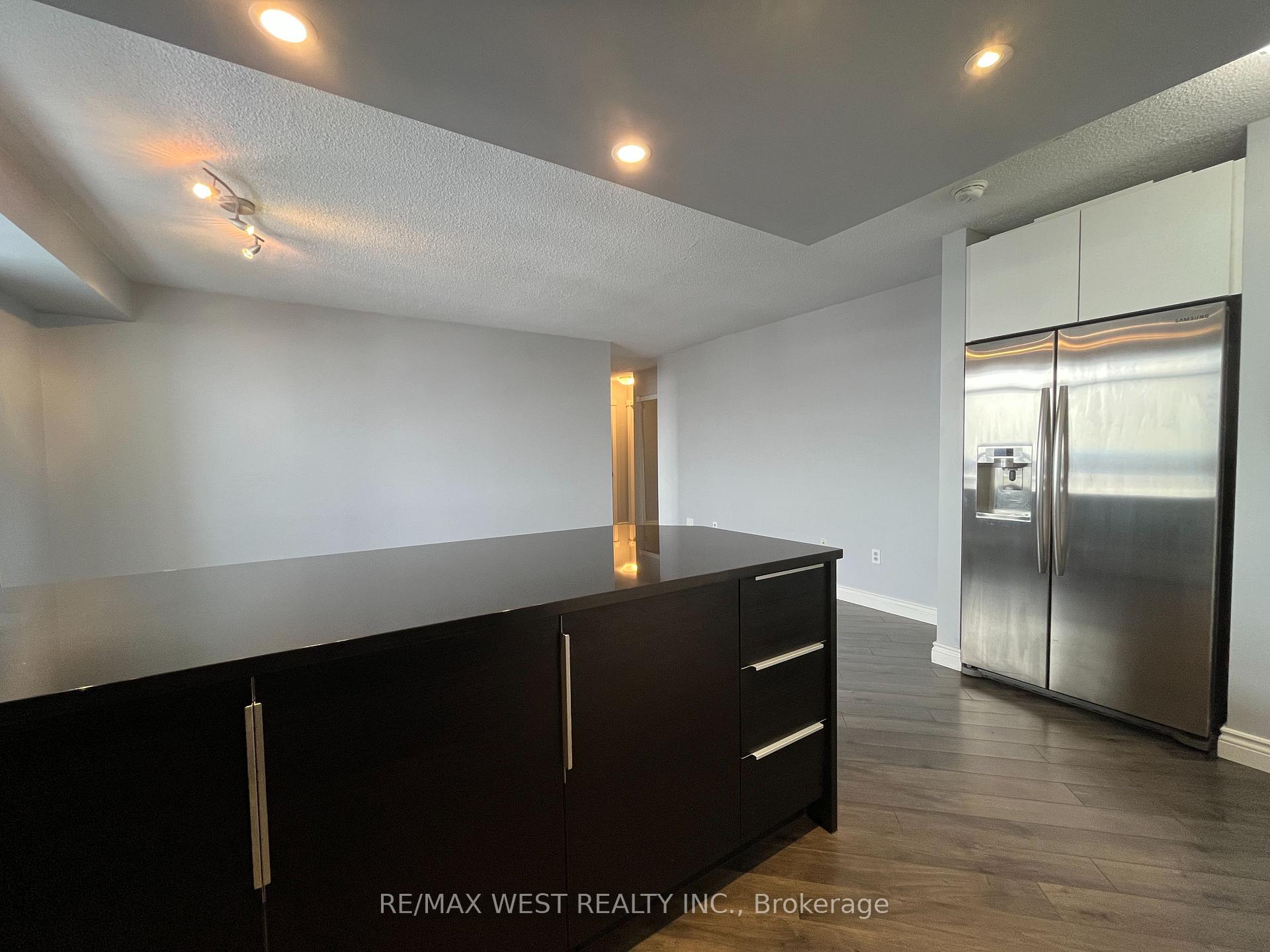 Photo 4 of Unit 1007, 300 Webb Drive, Mississauga, City Centre — HOMEH