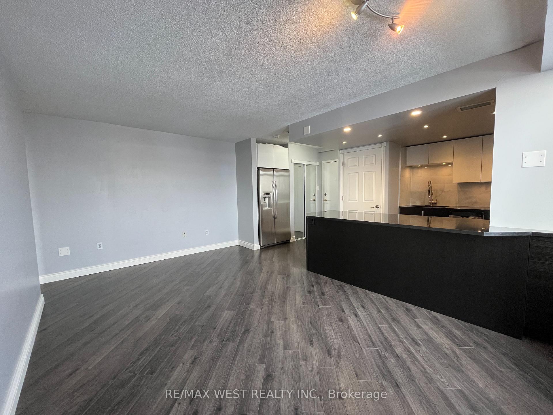 Photo 6 of Unit 1007, 300 Webb Drive, Mississauga, City Centre — HOMEH