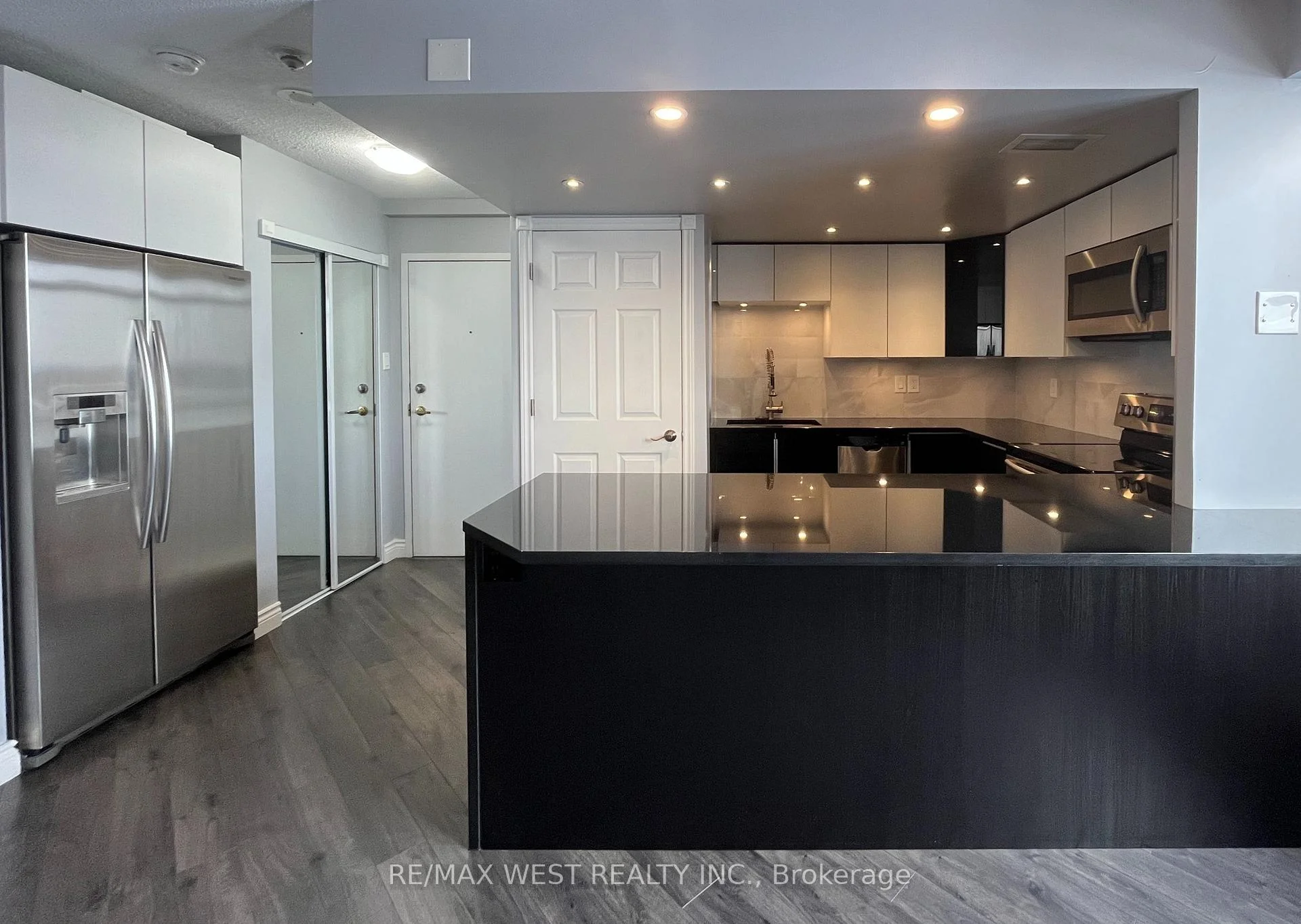 Photo 3 of Unit 1007, 300 Webb Drive, Mississauga, City Centre — HOMEH