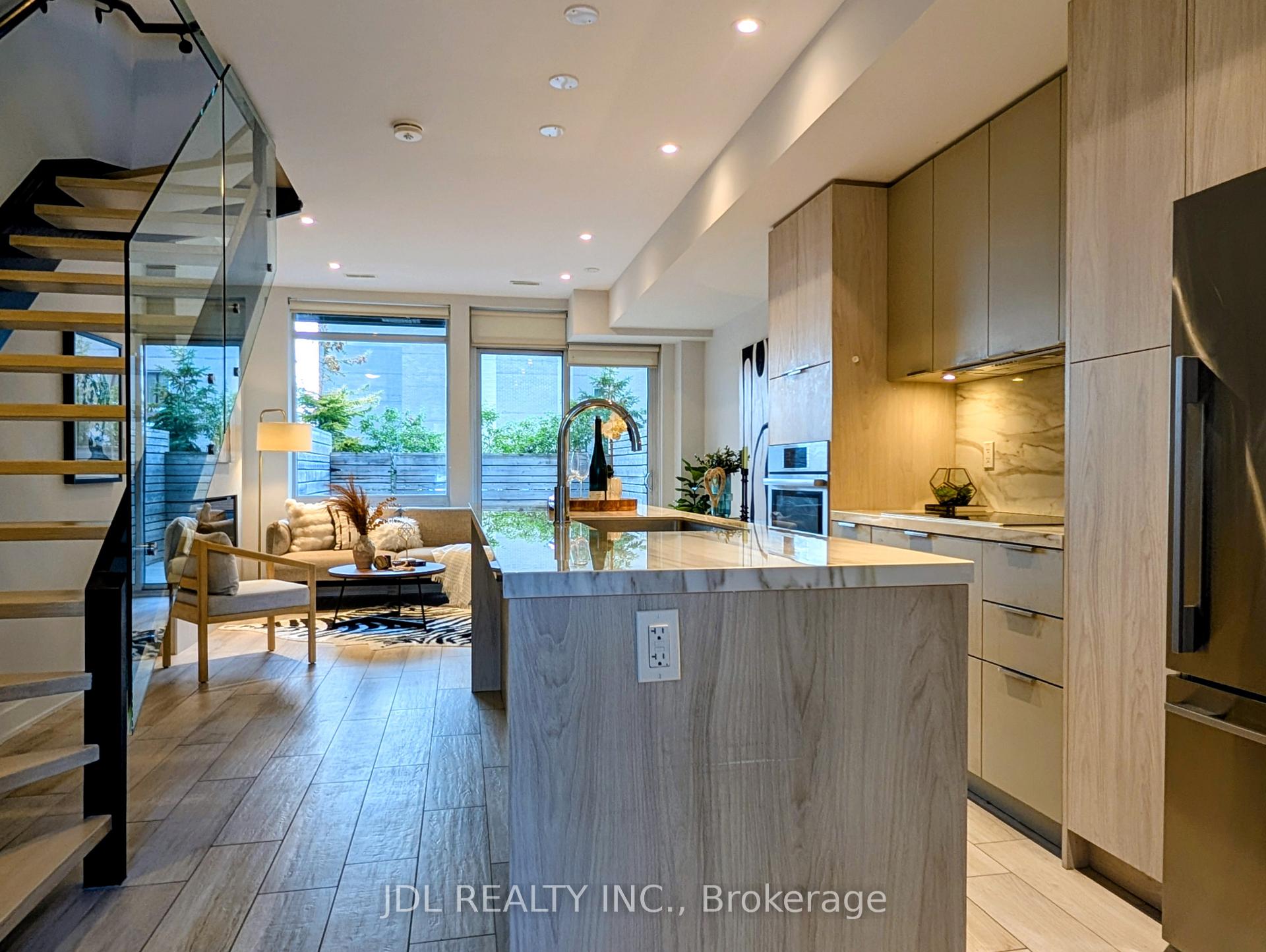 Photo 4 of 28 Sonic Way, Toronto, Flemingdon Park — HOMEH