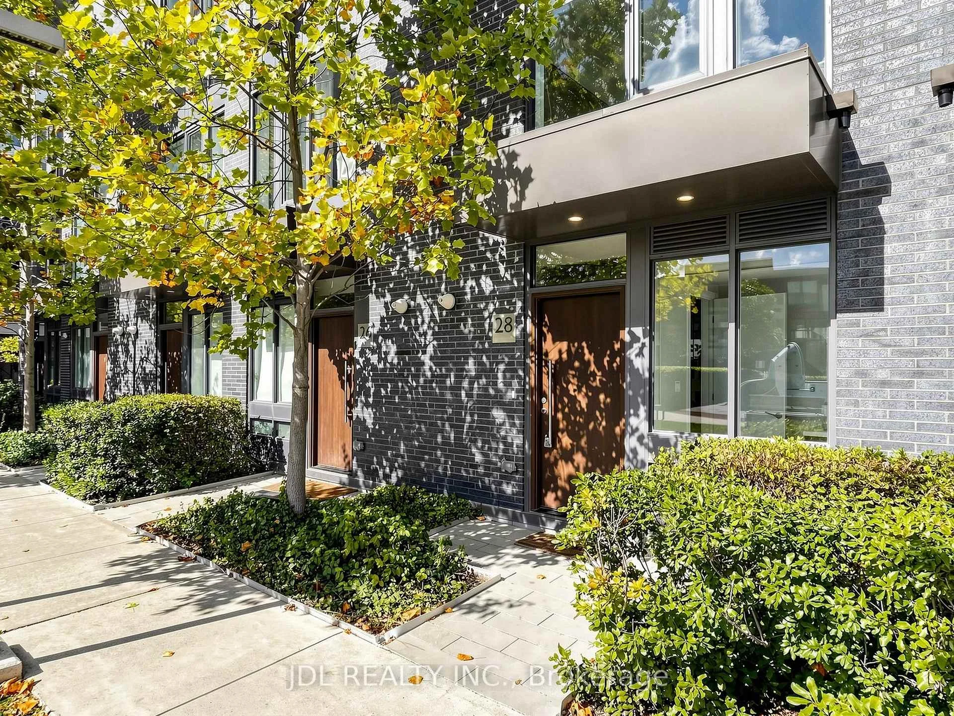 Photo 5 of 28 Sonic Way, Toronto, Flemingdon Park — HOMEH