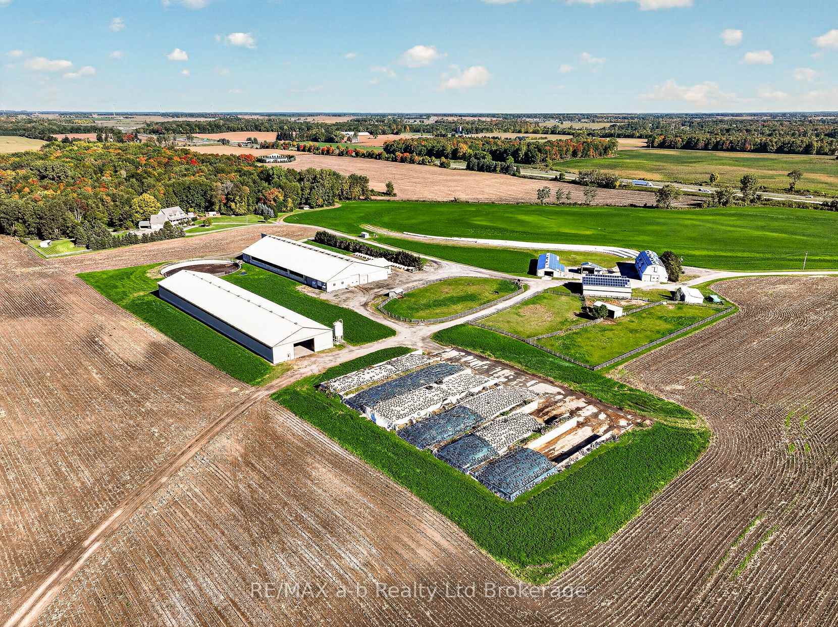 Photo 2 of 8806 Walkers Drive, Strathroy-Caradoc, Rural Strathroy-Caradoc — HOMEH