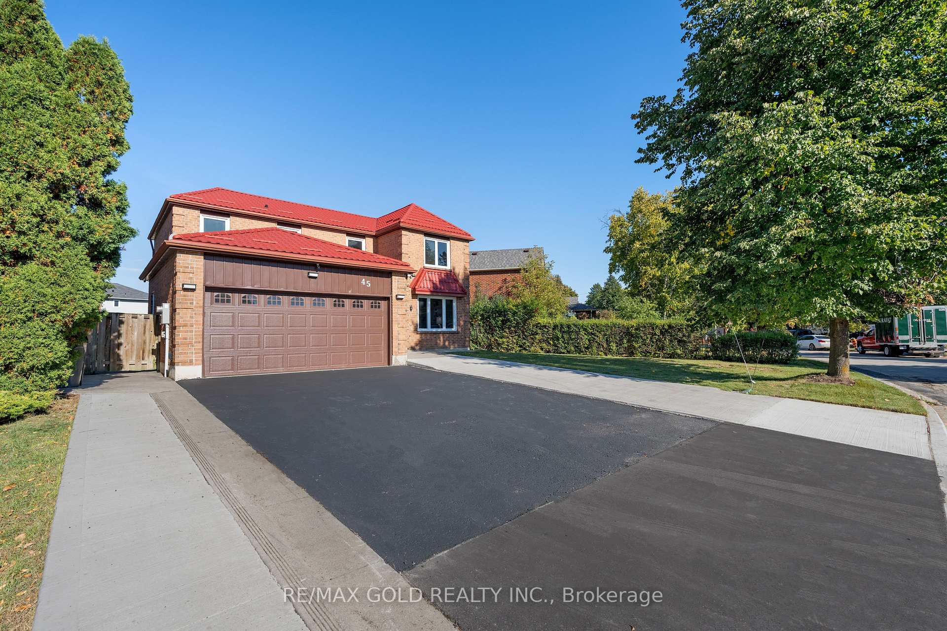Photo 2 of 45 Parkside Drive, Brampton, Brampton South — HOMEH