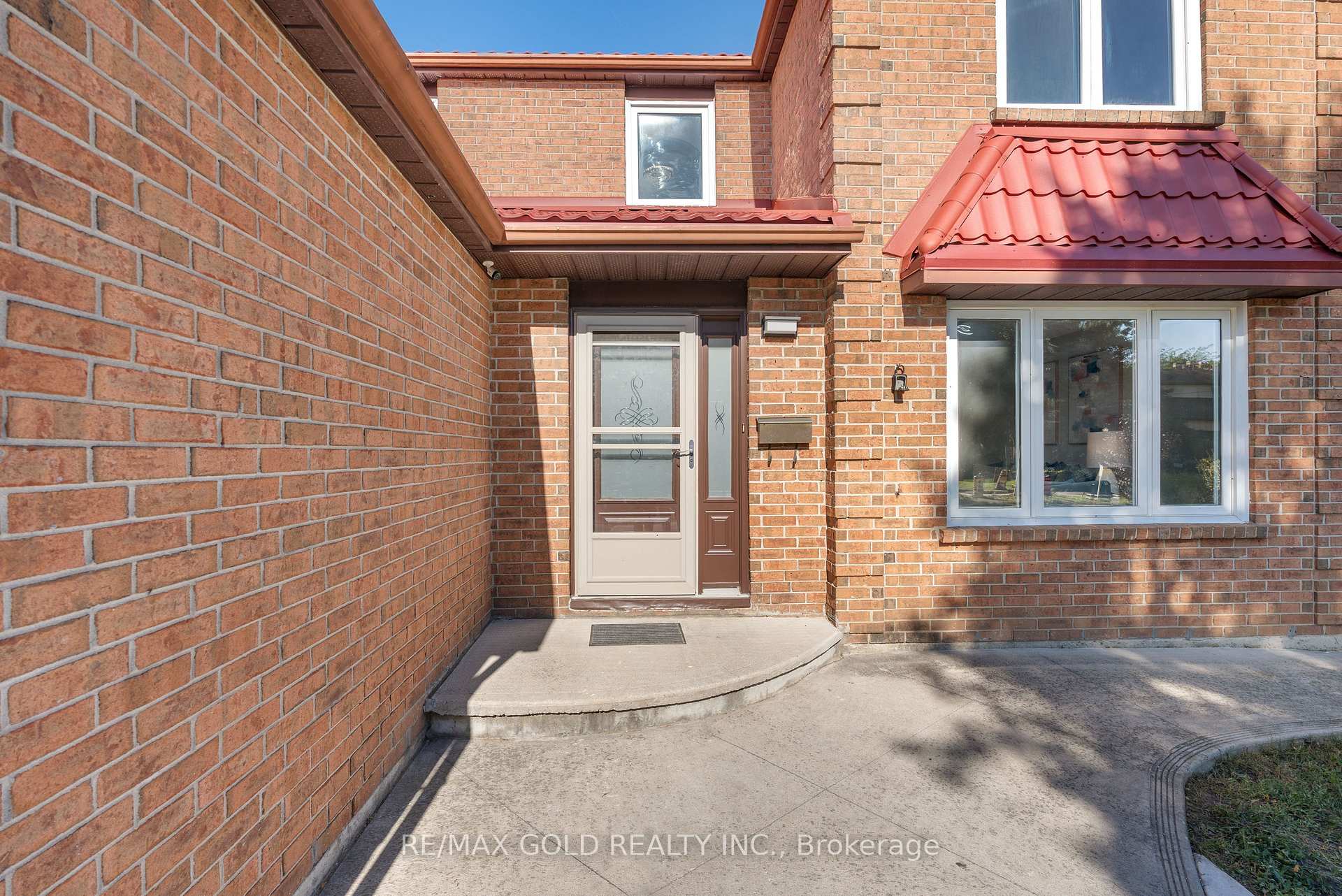Photo 4 of 45 Parkside Drive, Brampton, Brampton South — HOMEH