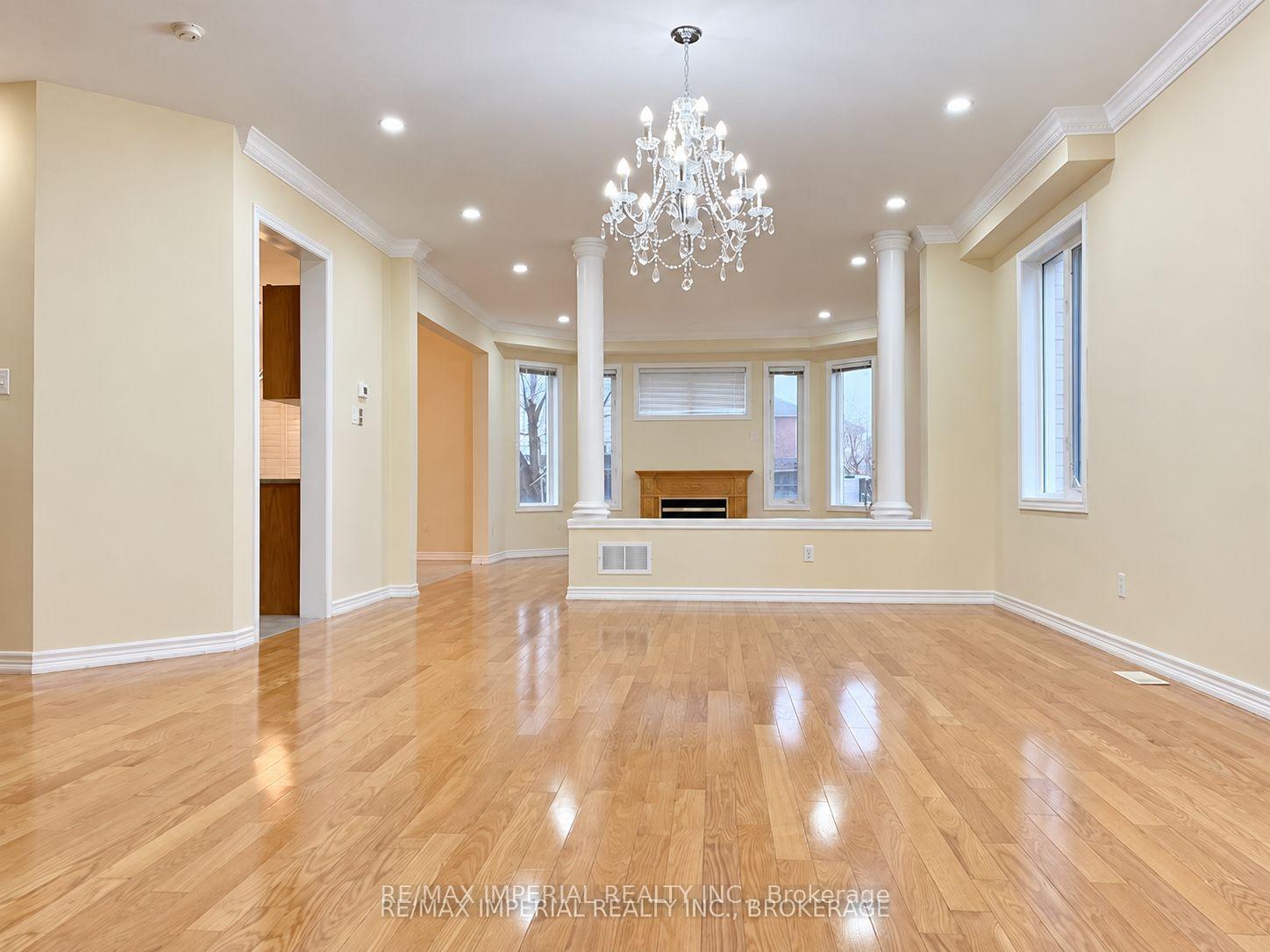 Photo 3 of 3 Vitlor Drive, Richmond Hill, Oak Ridges — HOMEH