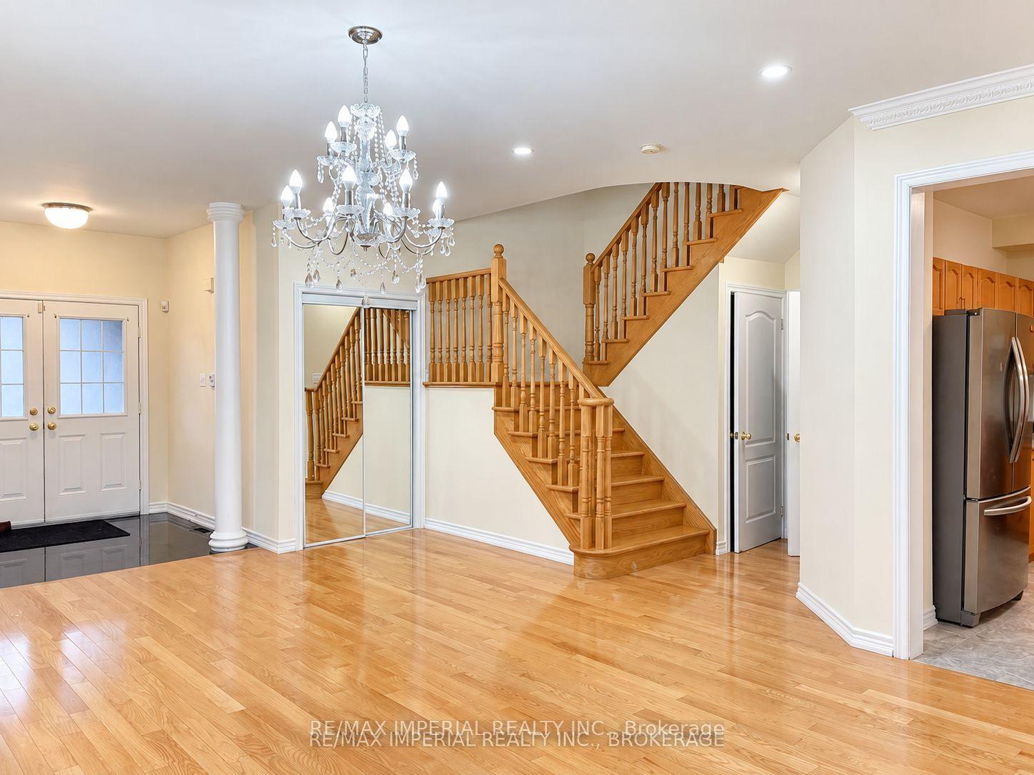 Photo 7 of 3 Vitlor Drive, Richmond Hill, Oak Ridges — HOMEH