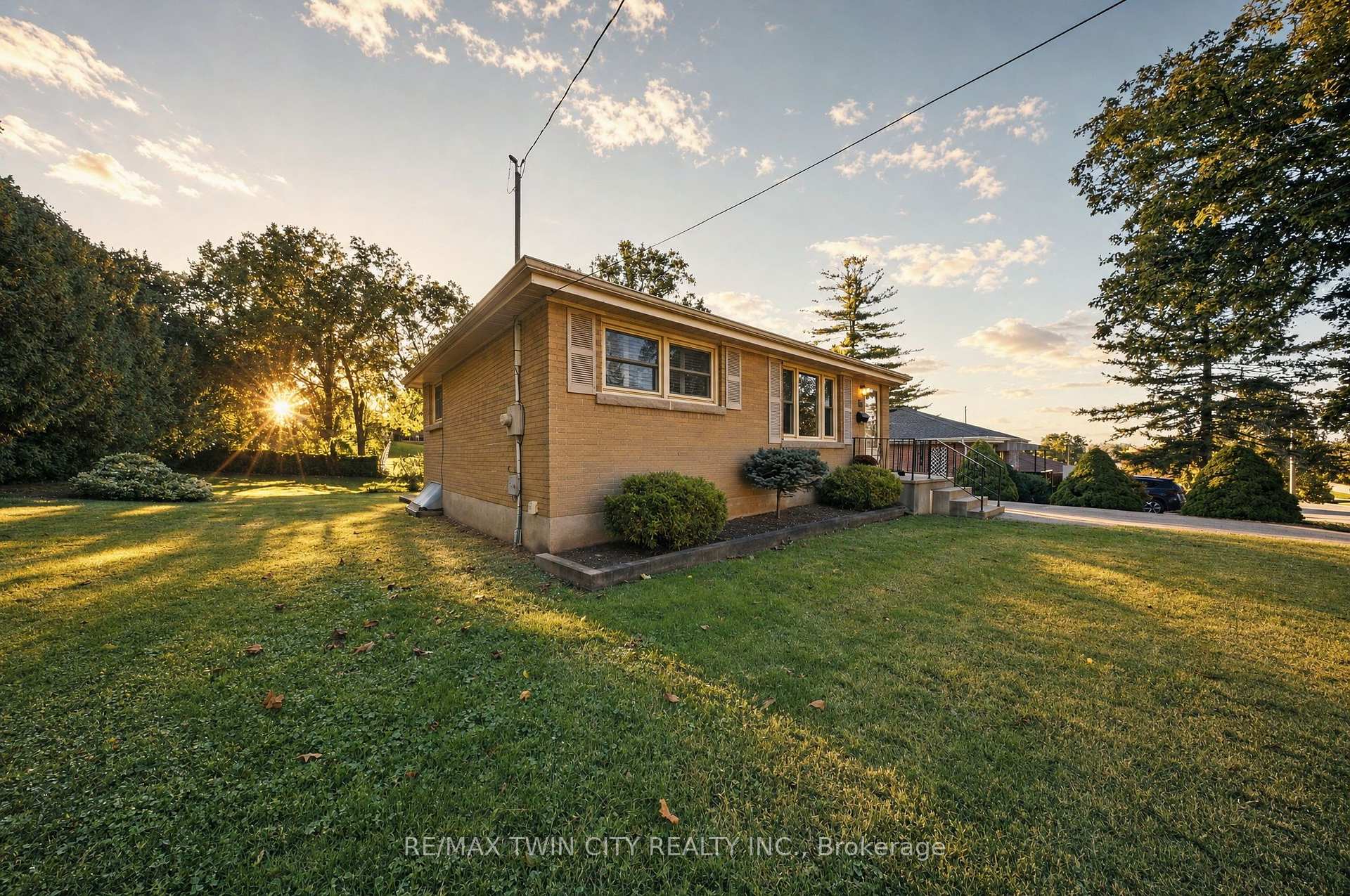 Photo 3 of 21 Hillcrest Avenue, Brantford, Old West Brant — HOMEH