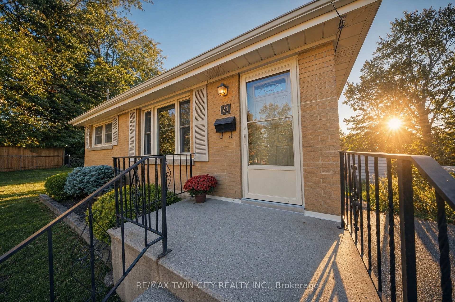 Photo 5 of 21 Hillcrest Avenue, Brantford, Old West Brant — HOMEH