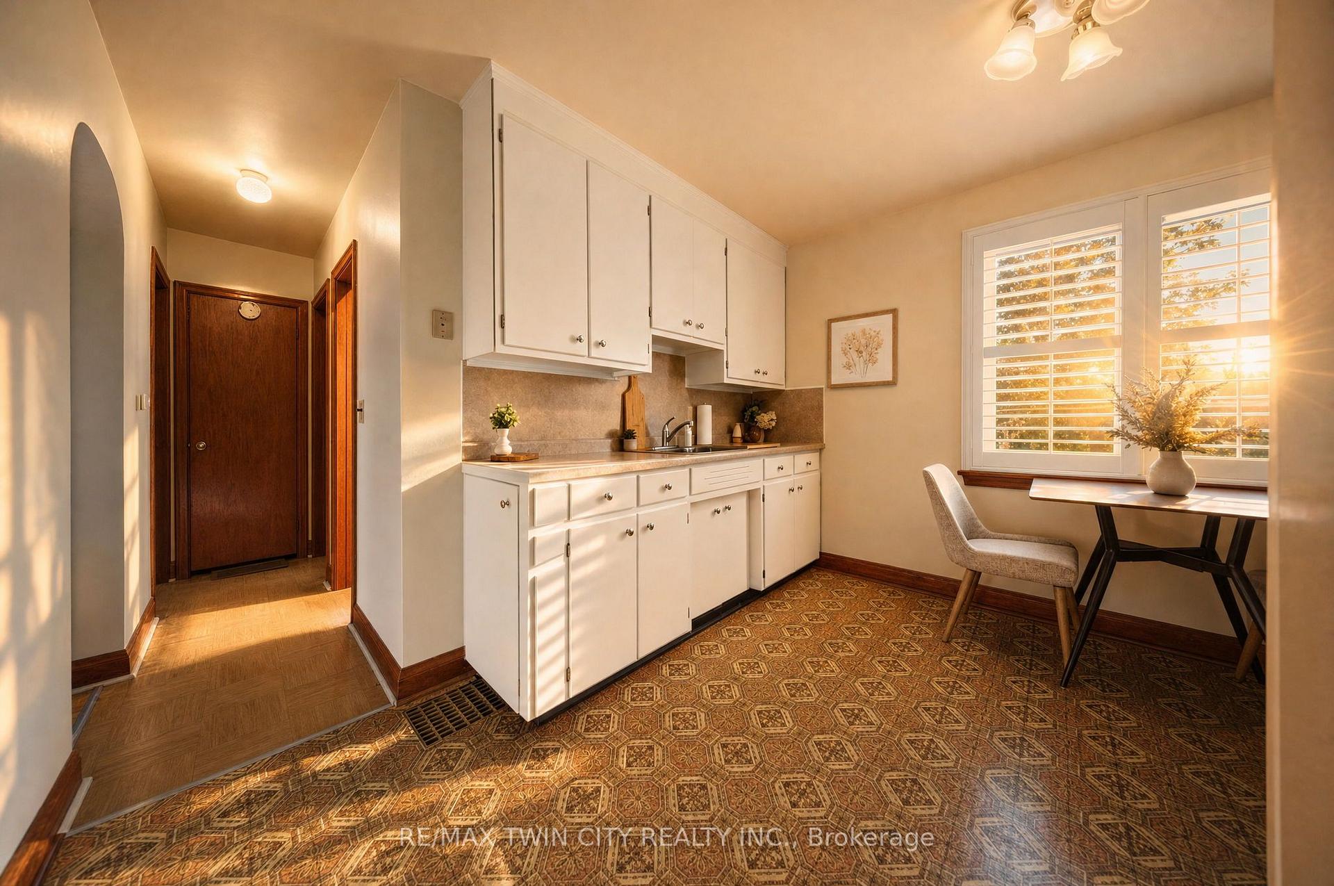 Photo 10 of 21 Hillcrest Avenue, Brantford, Old West Brant — HOMEH