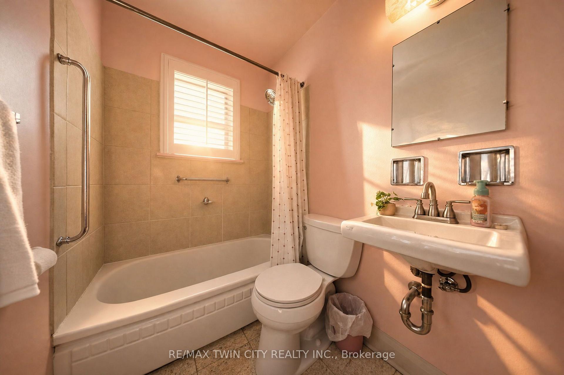 Photo 15 of 21 Hillcrest Avenue, Brantford, Old West Brant — HOMEH