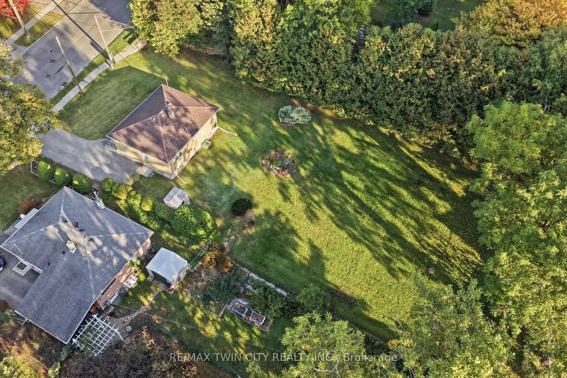 Photo 29 of 21 Hillcrest Avenue, Brantford, Old West Brant — HOMEH