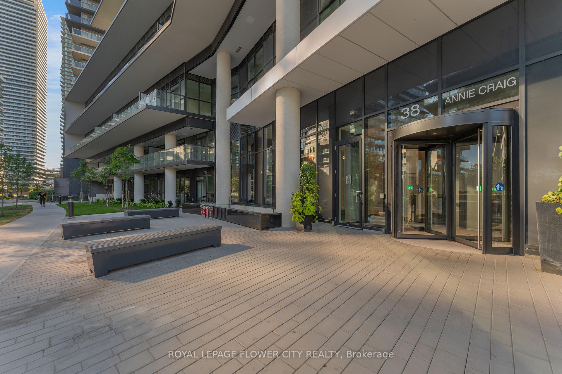Photo 5 of Unit PH404, 38 Annie Craig Drive, Etobicoke, Mimico — HOMEH