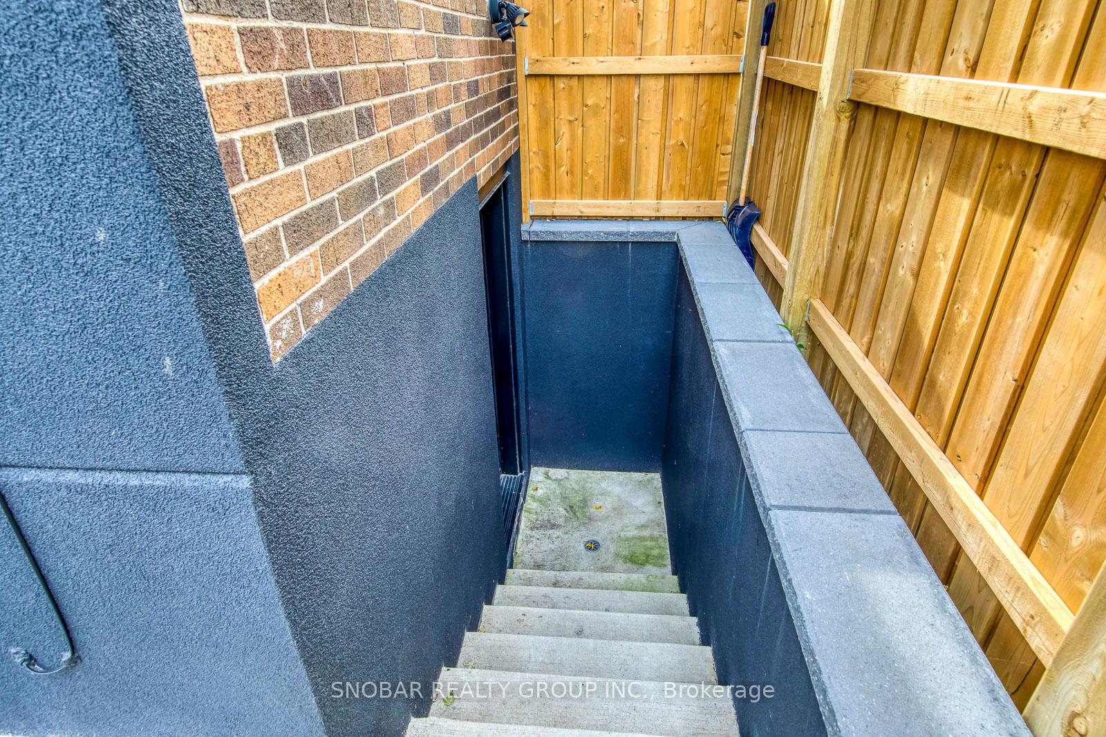 Photo 34 of 23 Mitre Place, Etobicoke, Kingsview Village-The Westway — HOMEH