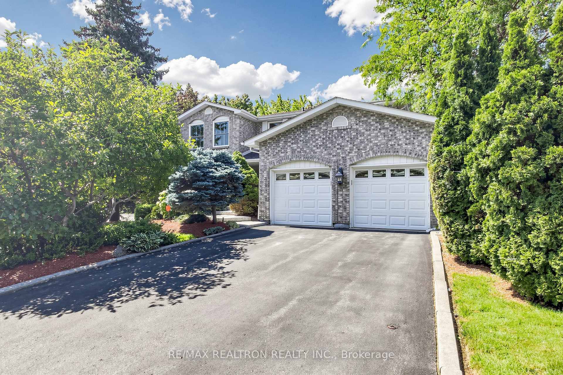 Photo 2 of 2 Manor Place, Brampton, Heart Lake West — HOMEH