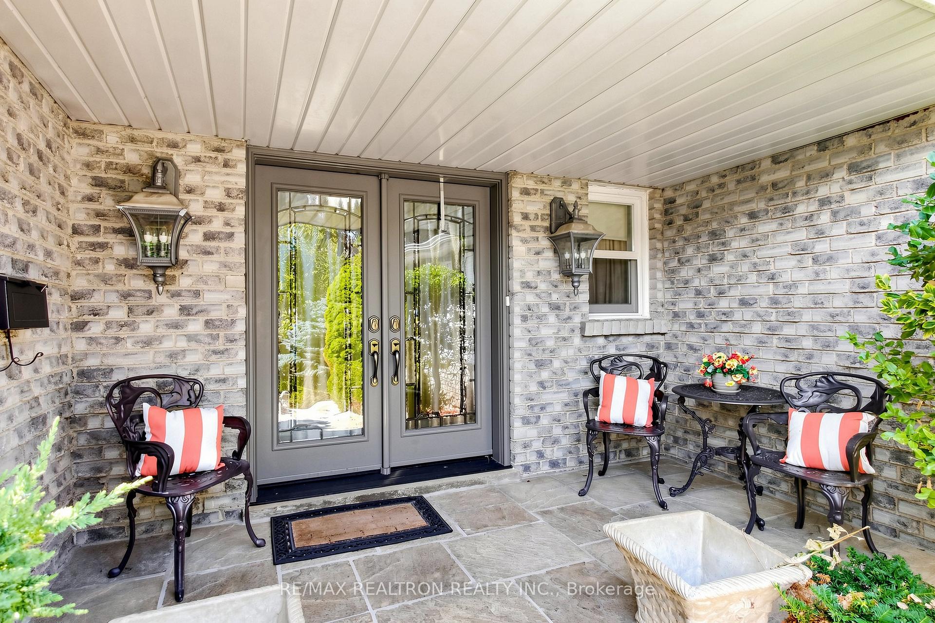Photo 3 of 2 Manor Place, Brampton, Heart Lake West — HOMEH