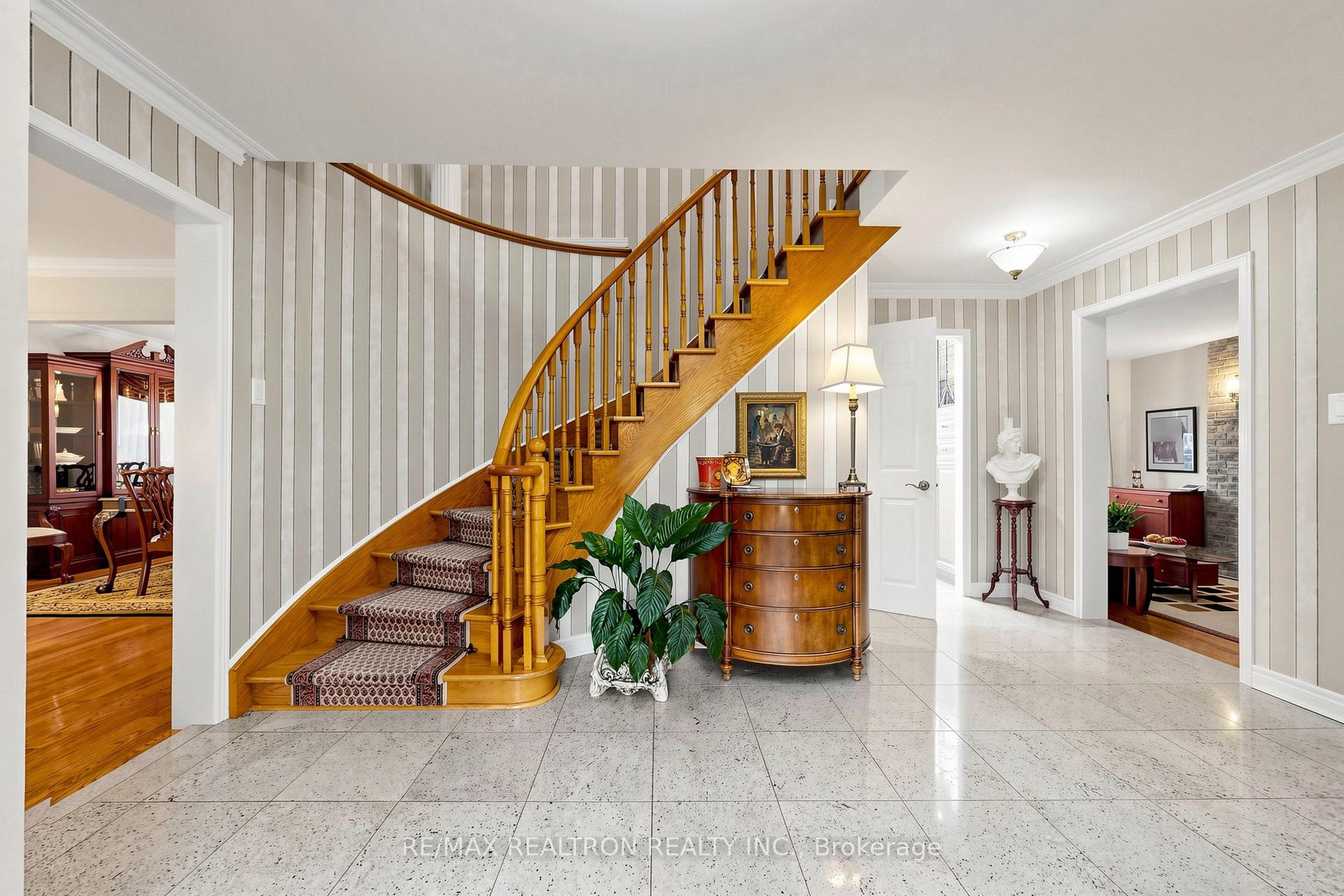 Photo 5 of 2 Manor Place, Brampton, Heart Lake West — HOMEH