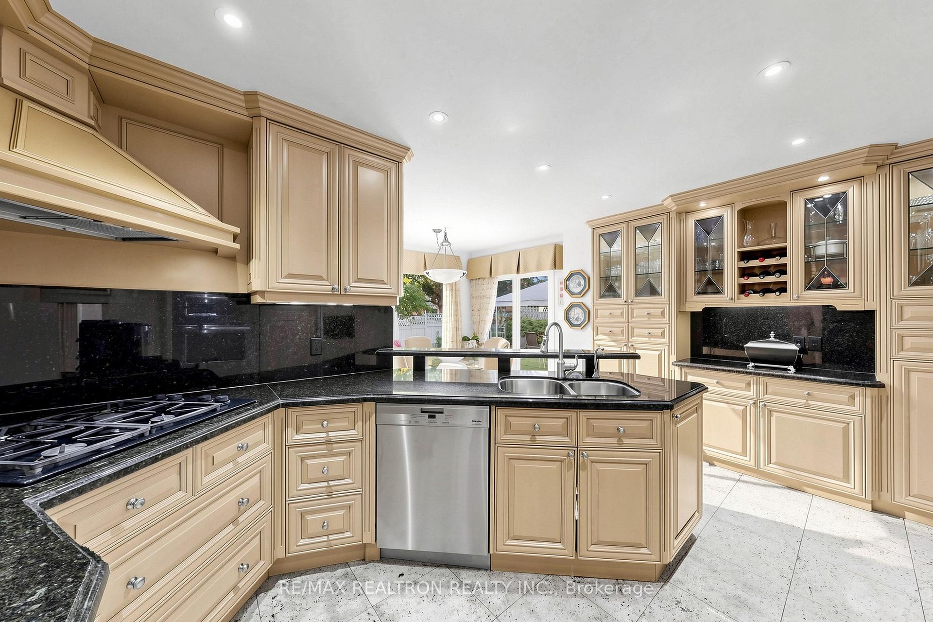 Photo 6 of 2 Manor Place, Brampton, Heart Lake West — HOMEH