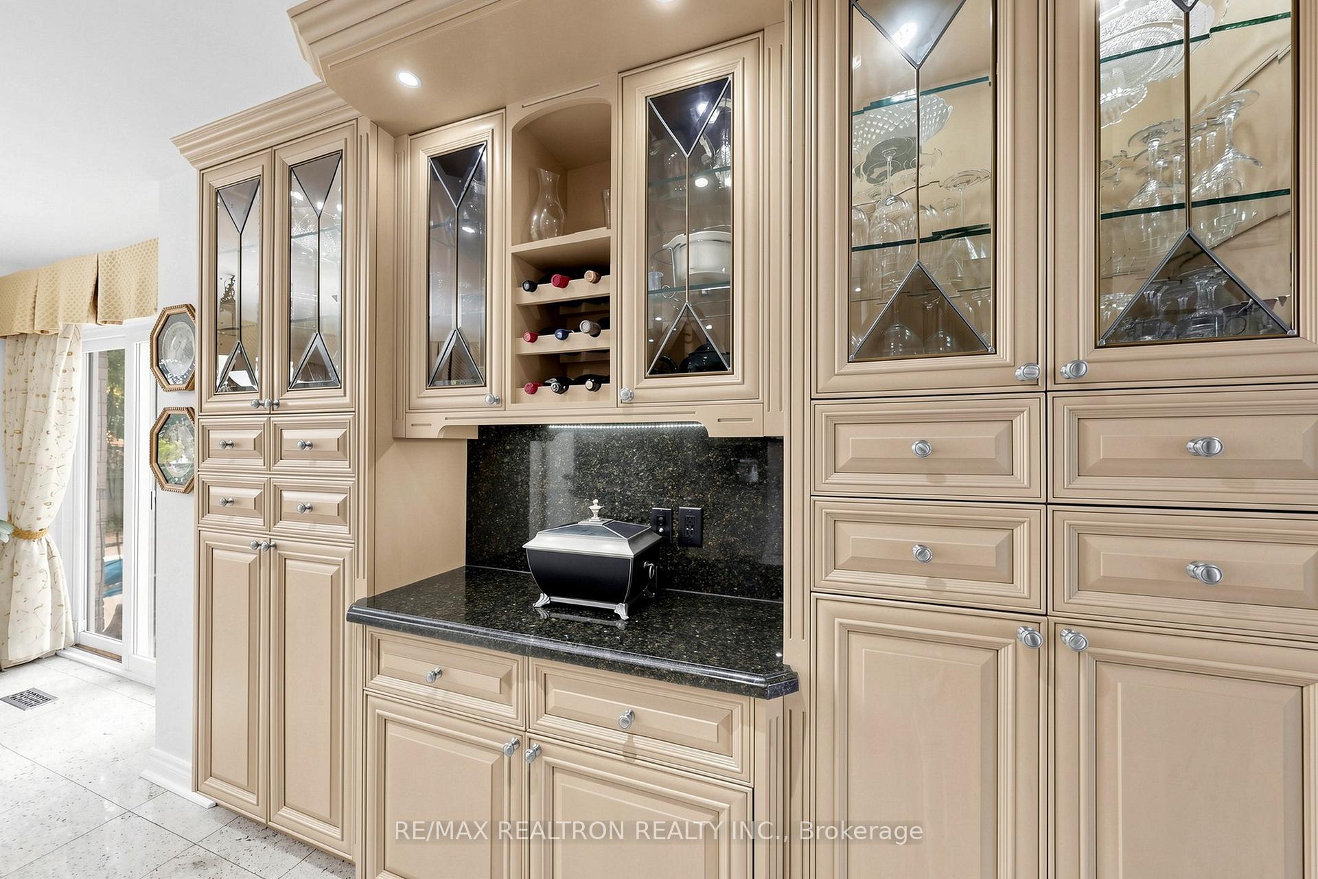 Photo 8 of 2 Manor Place, Brampton, Heart Lake West — HOMEH
