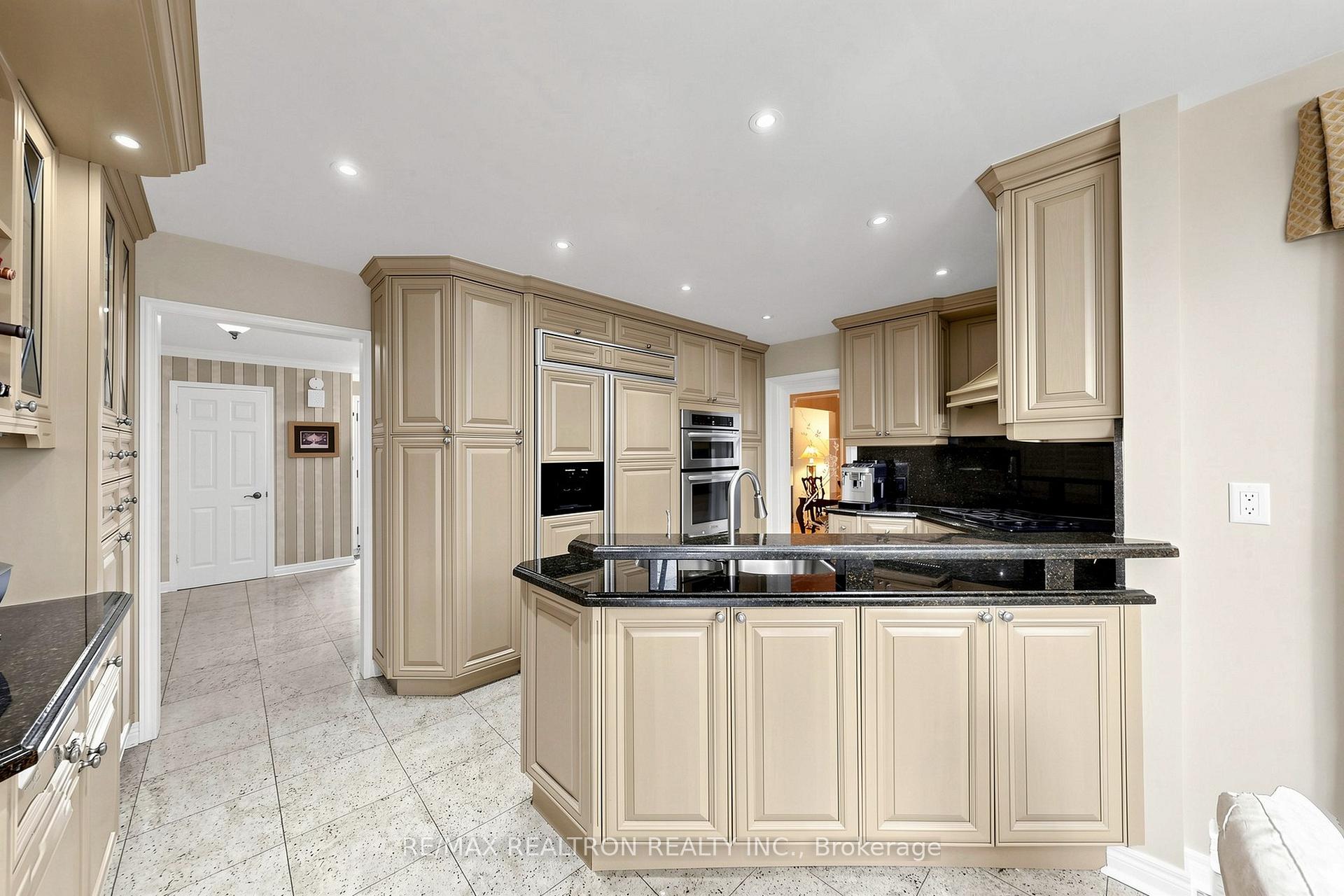 Photo 10 of 2 Manor Place, Brampton, Heart Lake West — HOMEH