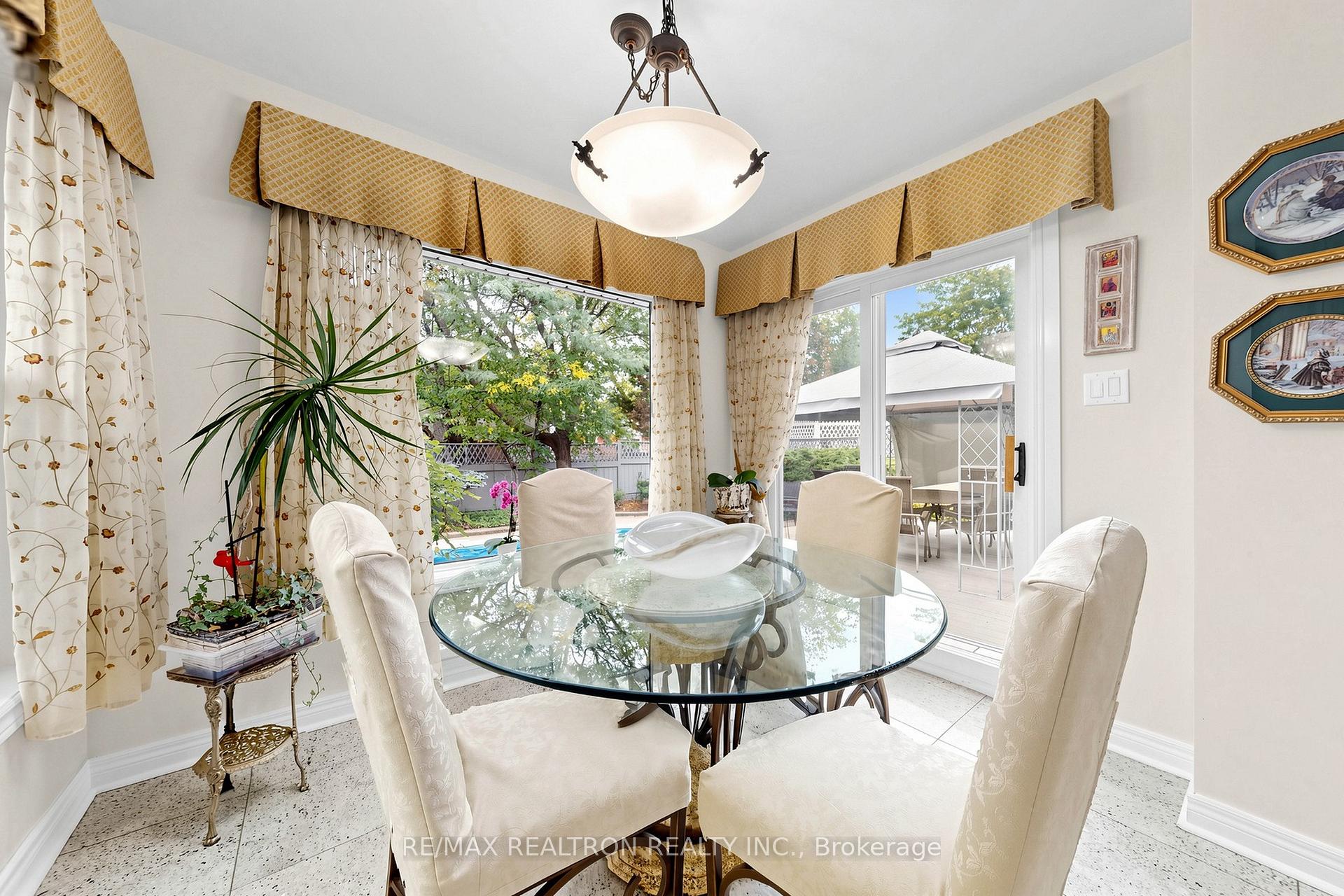 Photo 11 of 2 Manor Place, Brampton, Heart Lake West — HOMEH