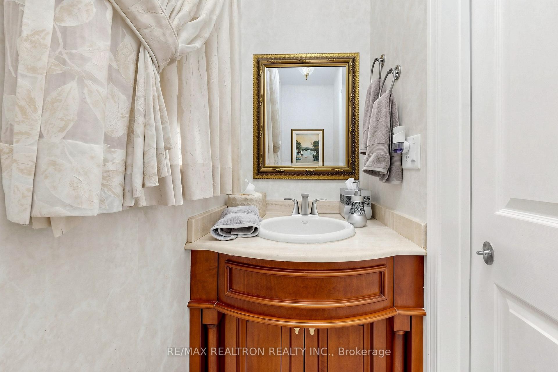 Photo 21 of 2 Manor Place, Brampton, Heart Lake West — HOMEH