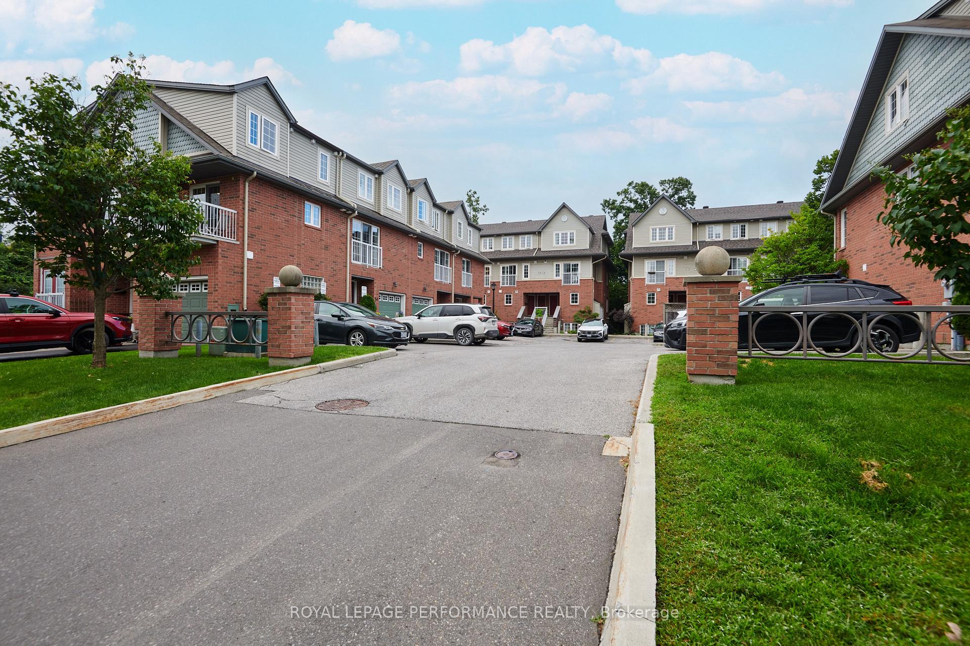 Photo 2 of 64 Mayflower Private, Ottawa, Woodroffe — HOMEH