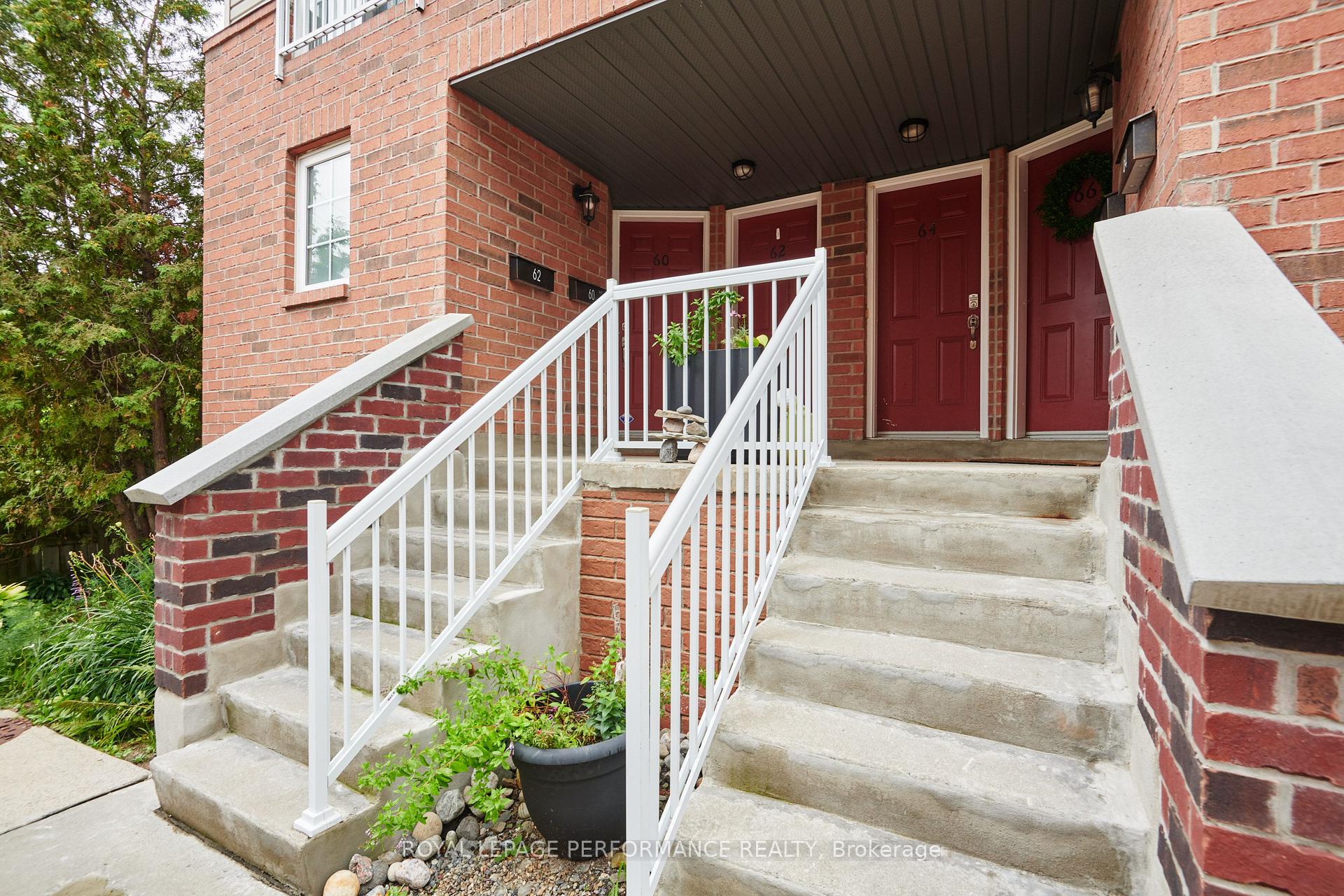 Photo 4 of 64 Mayflower Private, Ottawa, Woodroffe — HOMEH