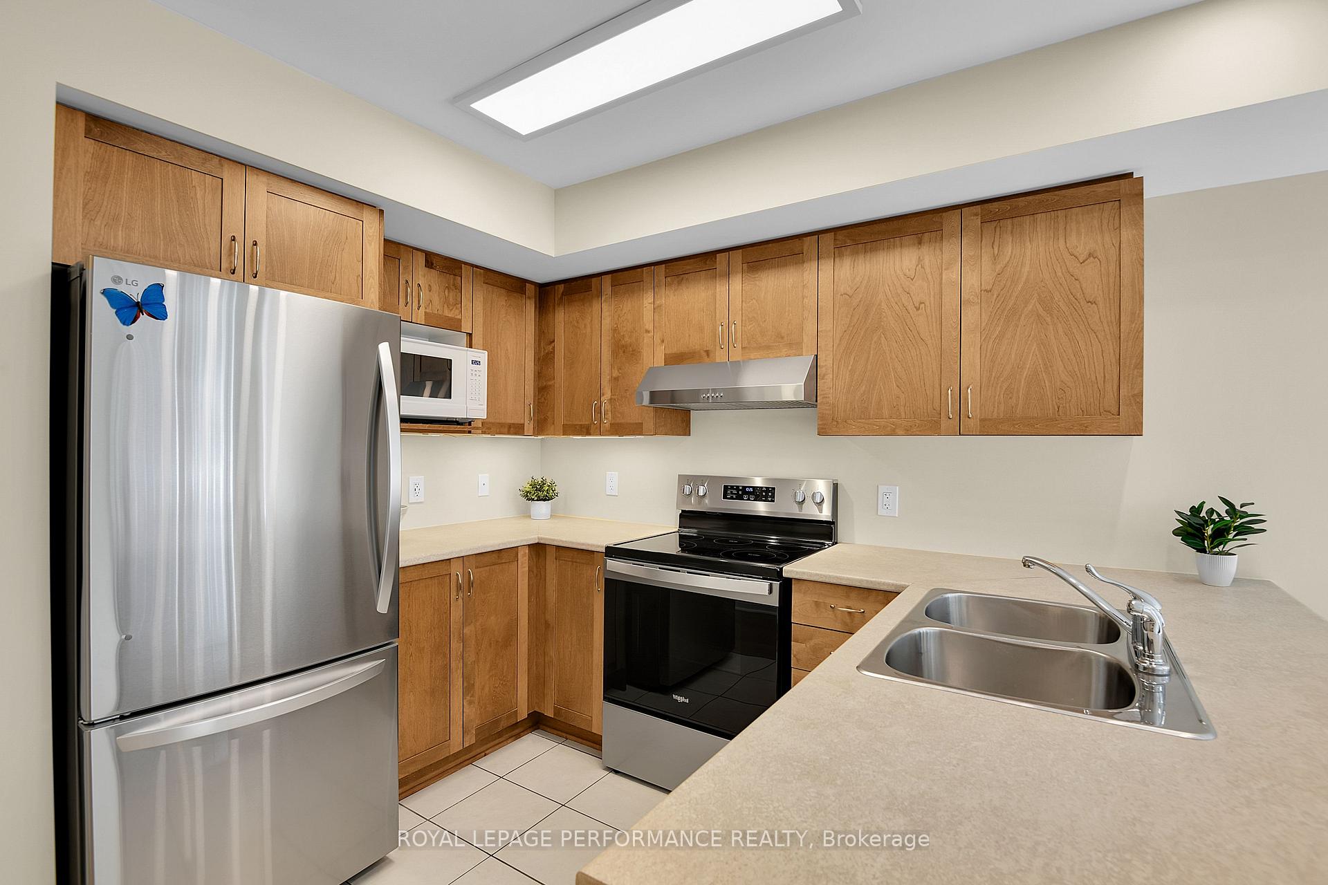 Photo 17 of 64 Mayflower Private, Ottawa, Woodroffe — HOMEH