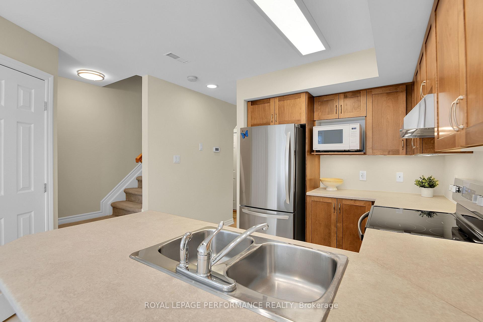 Photo 18 of 64 Mayflower Private, Ottawa, Woodroffe — HOMEH
