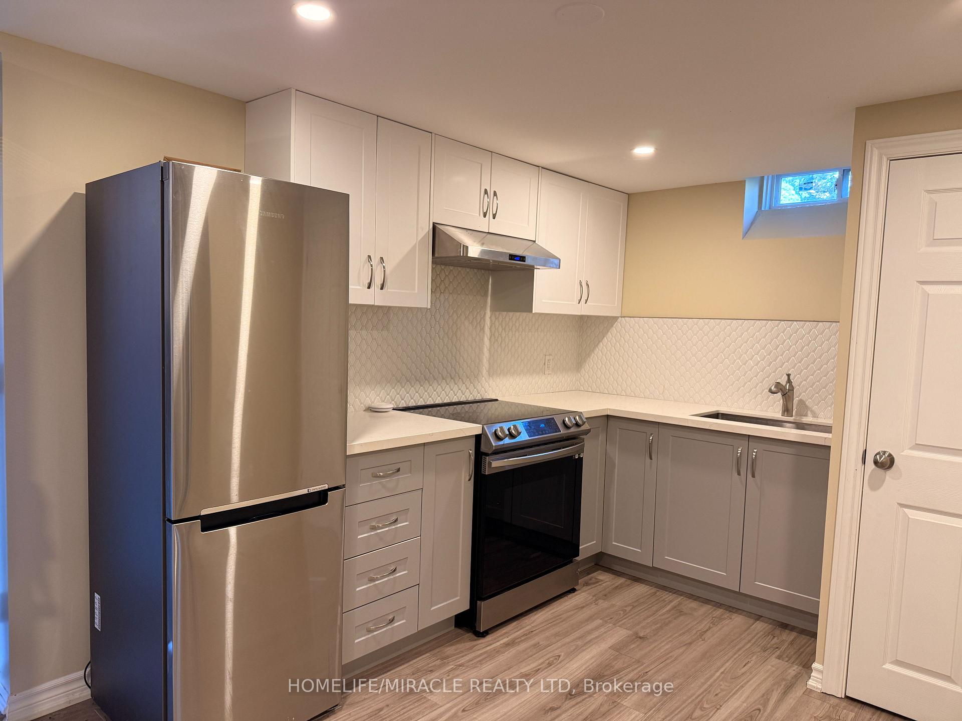 Photo 3 of 18 Burnley Place, Brampton, Heart Lake West — HOMEH