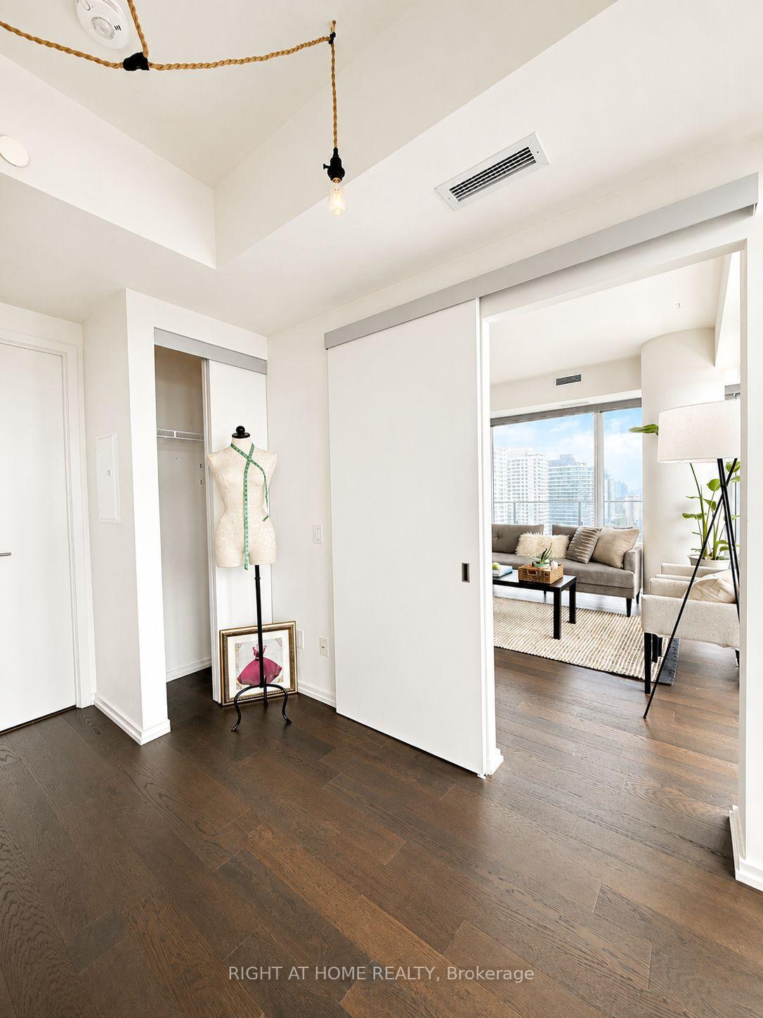 Photo 13 of Unit 2004, 5 Soudan Avenue, Toronto, Mount Pleasant West — HOMEH