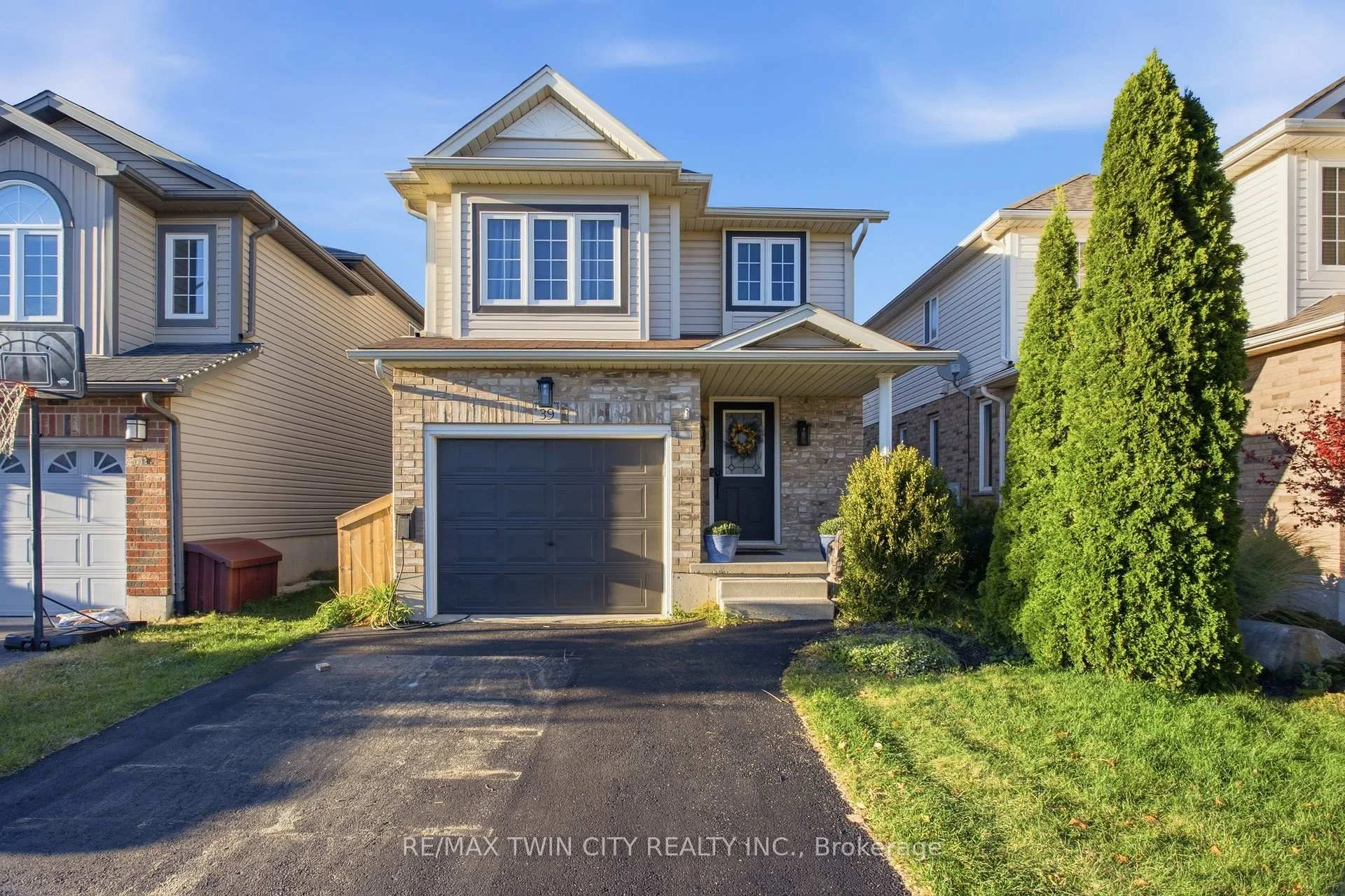 Photo 2 of 39 Maitland Street, Kitchener, Huron Park — HOMEH