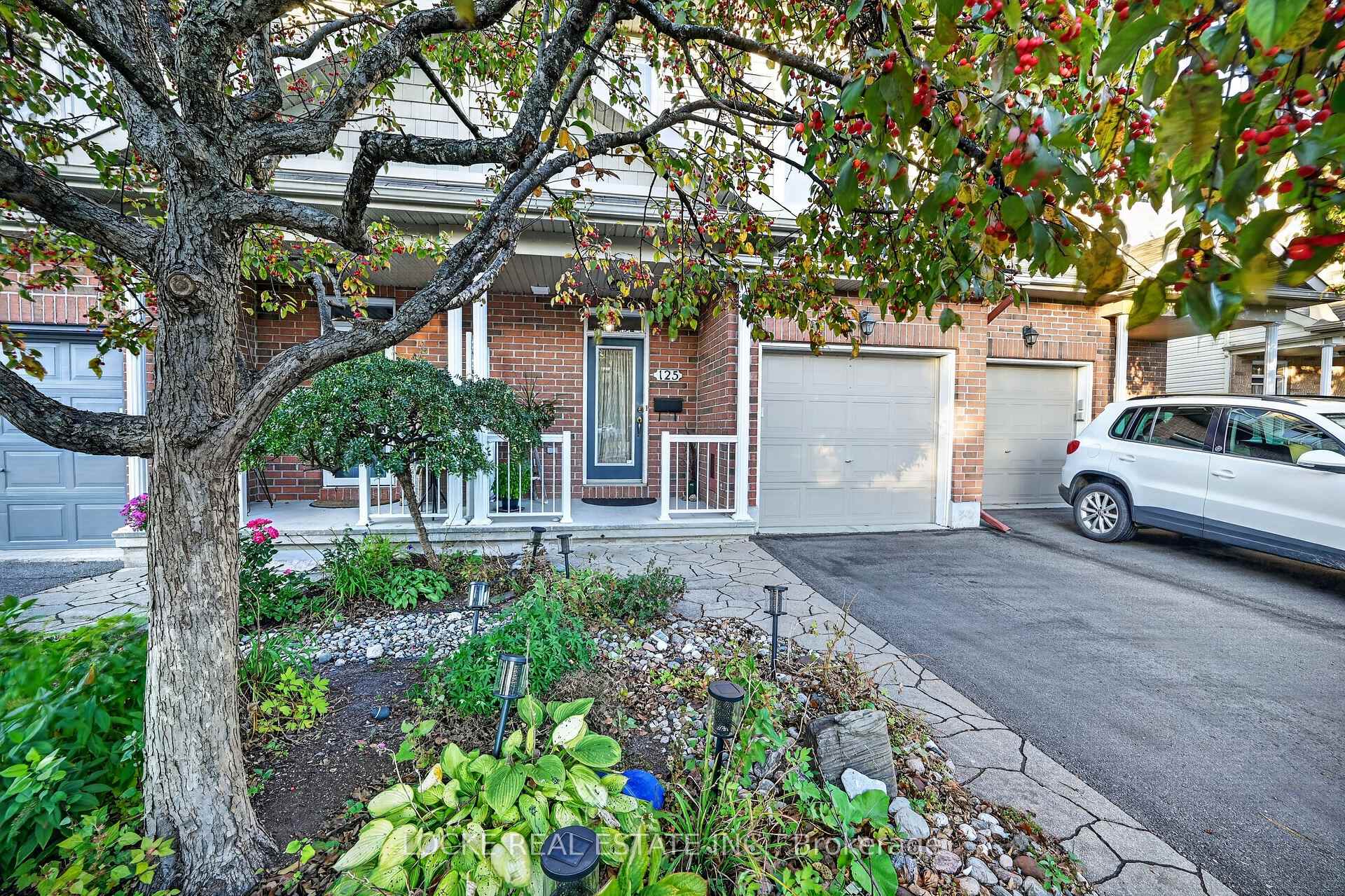 Photo 3 of 125 Parkrose Private, Ottawa, Chatelaine Village — HOMEH