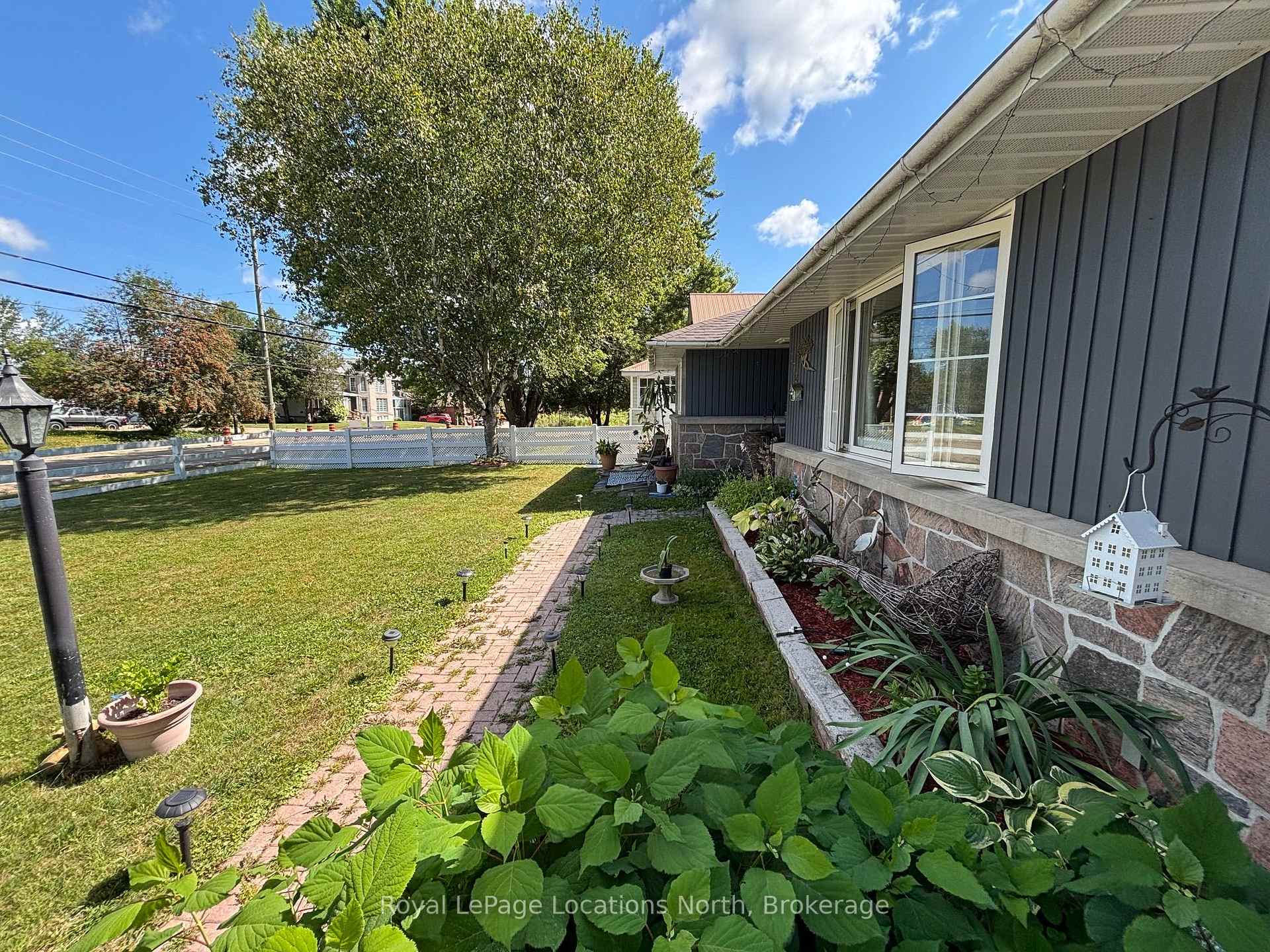 Photo 3 of 272 Yonge Street, Burk's Falls — HOMEH