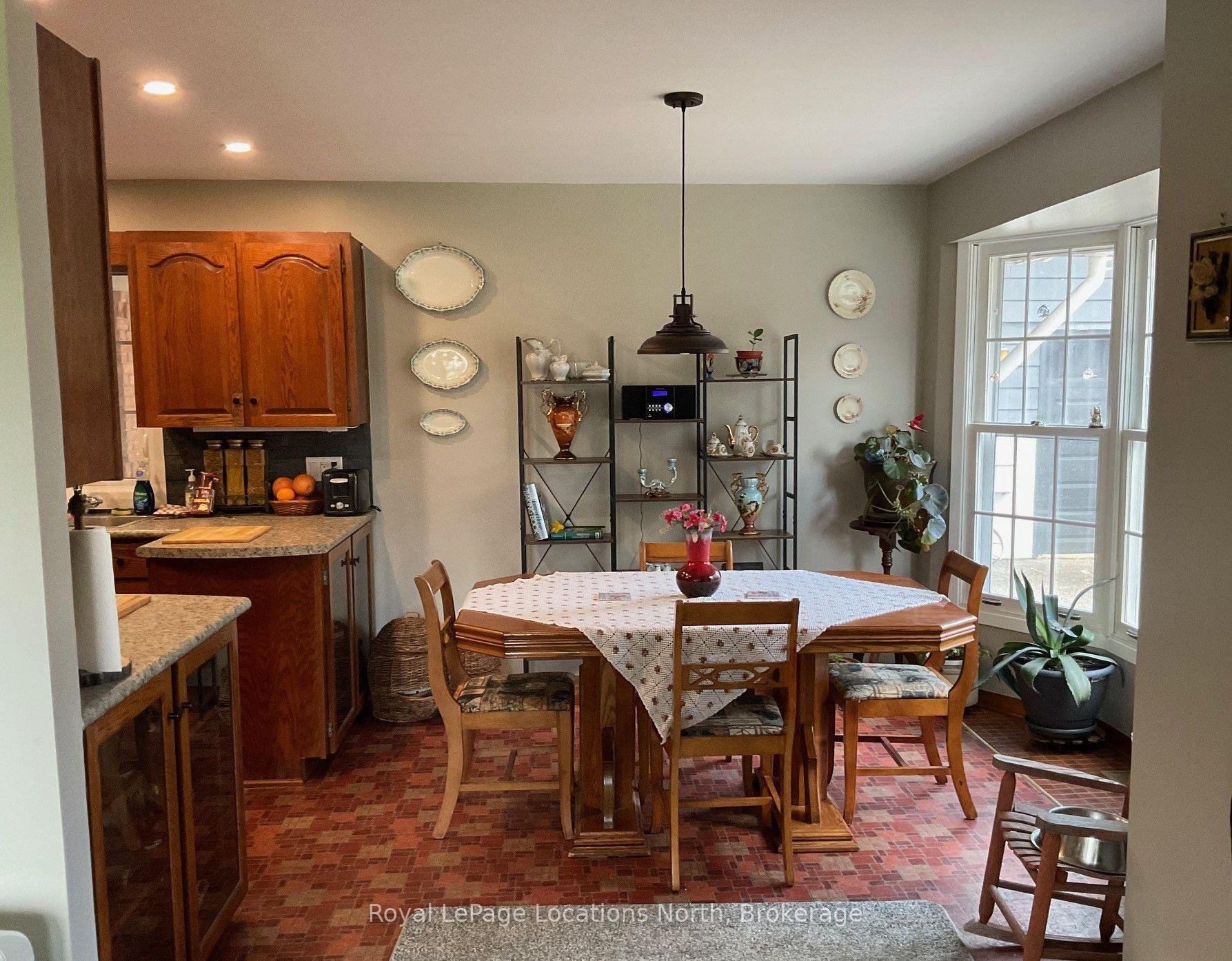 Photo 10 of 272 Yonge Street, Burk's Falls — HOMEH