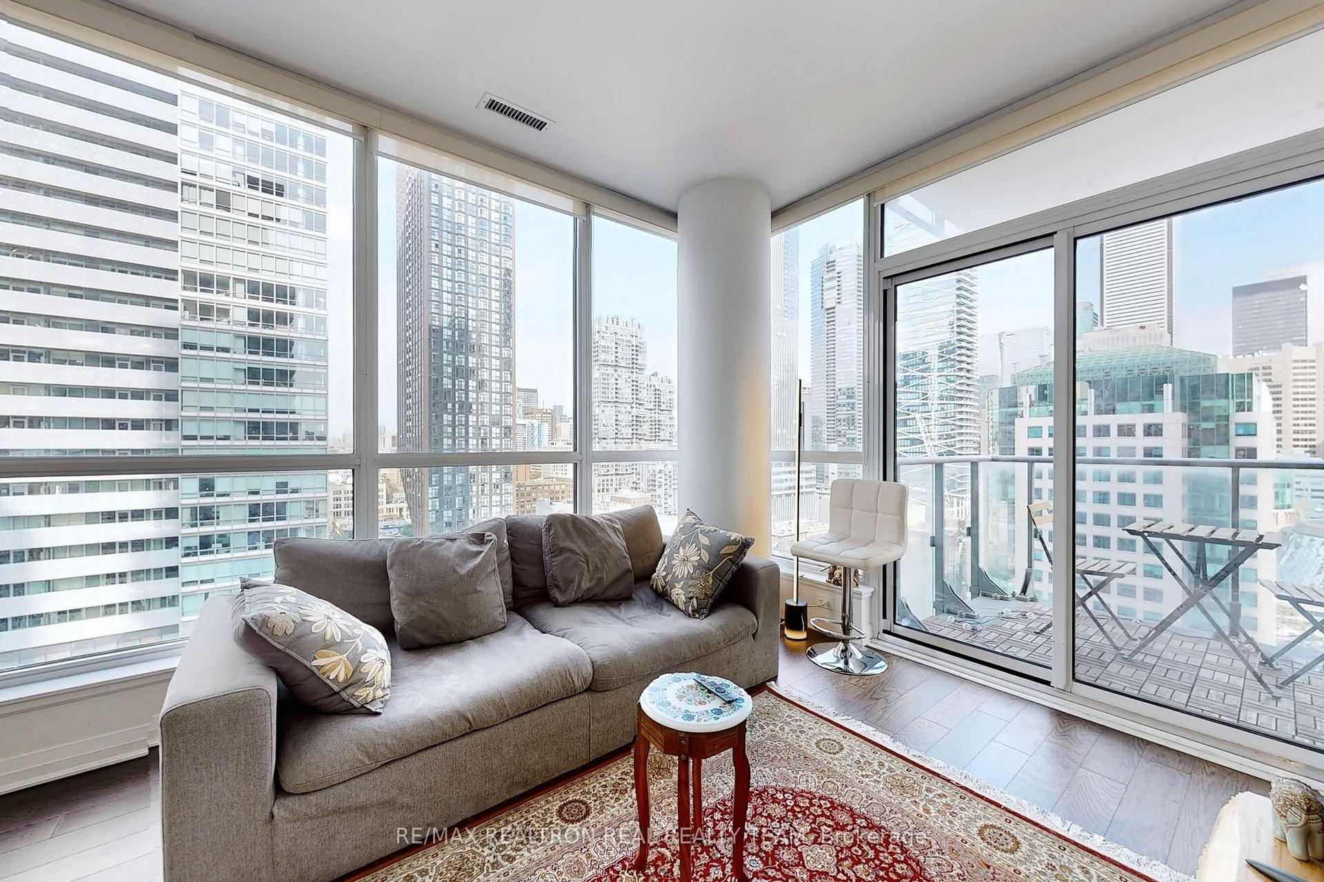 Photo 4 of Unit 1702, 8 Mercer Street, Toronto, Waterfront Communities — HOMEH