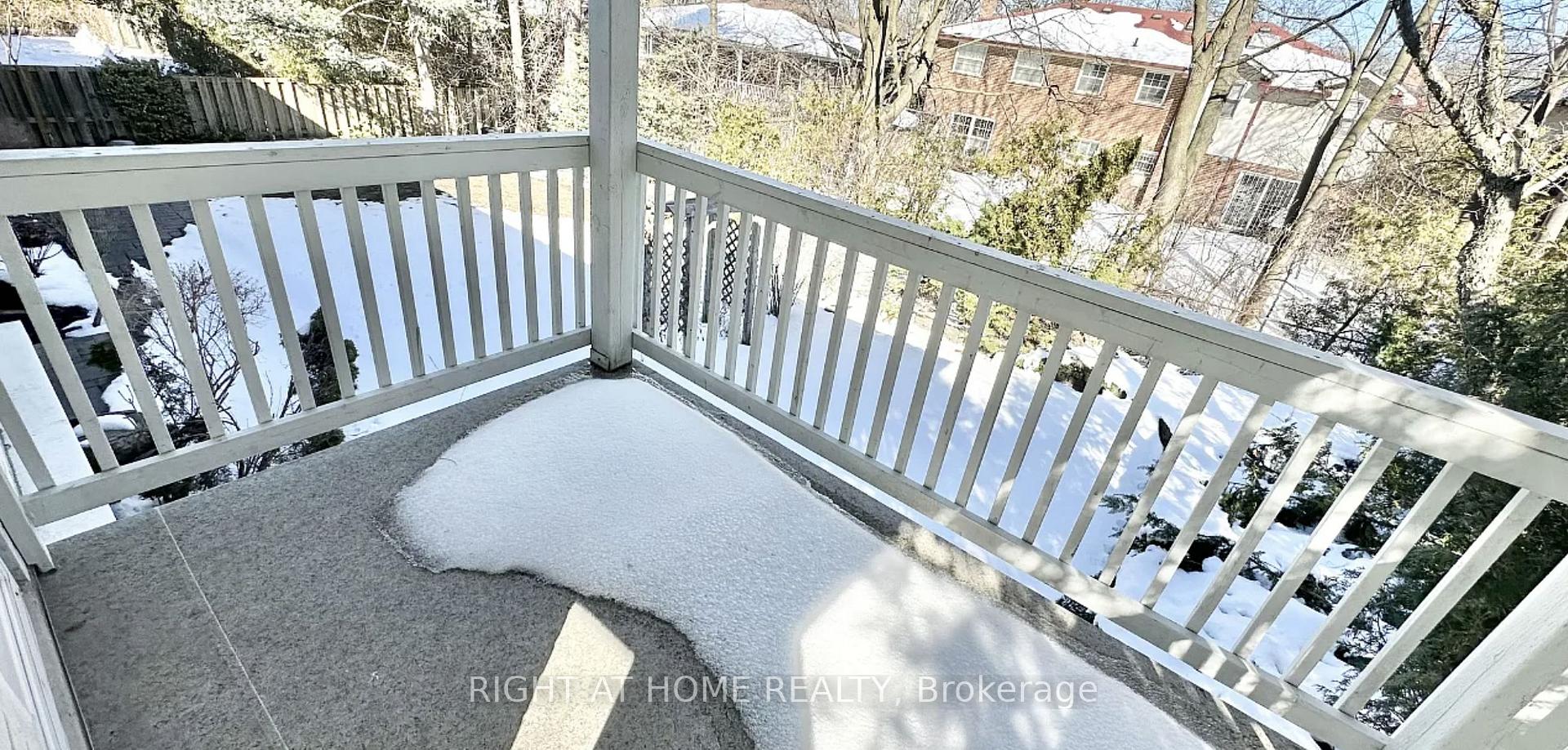 Photo 8 of 39 Lower Links Road, North York, St. Andrew-Windfields — HOMEH