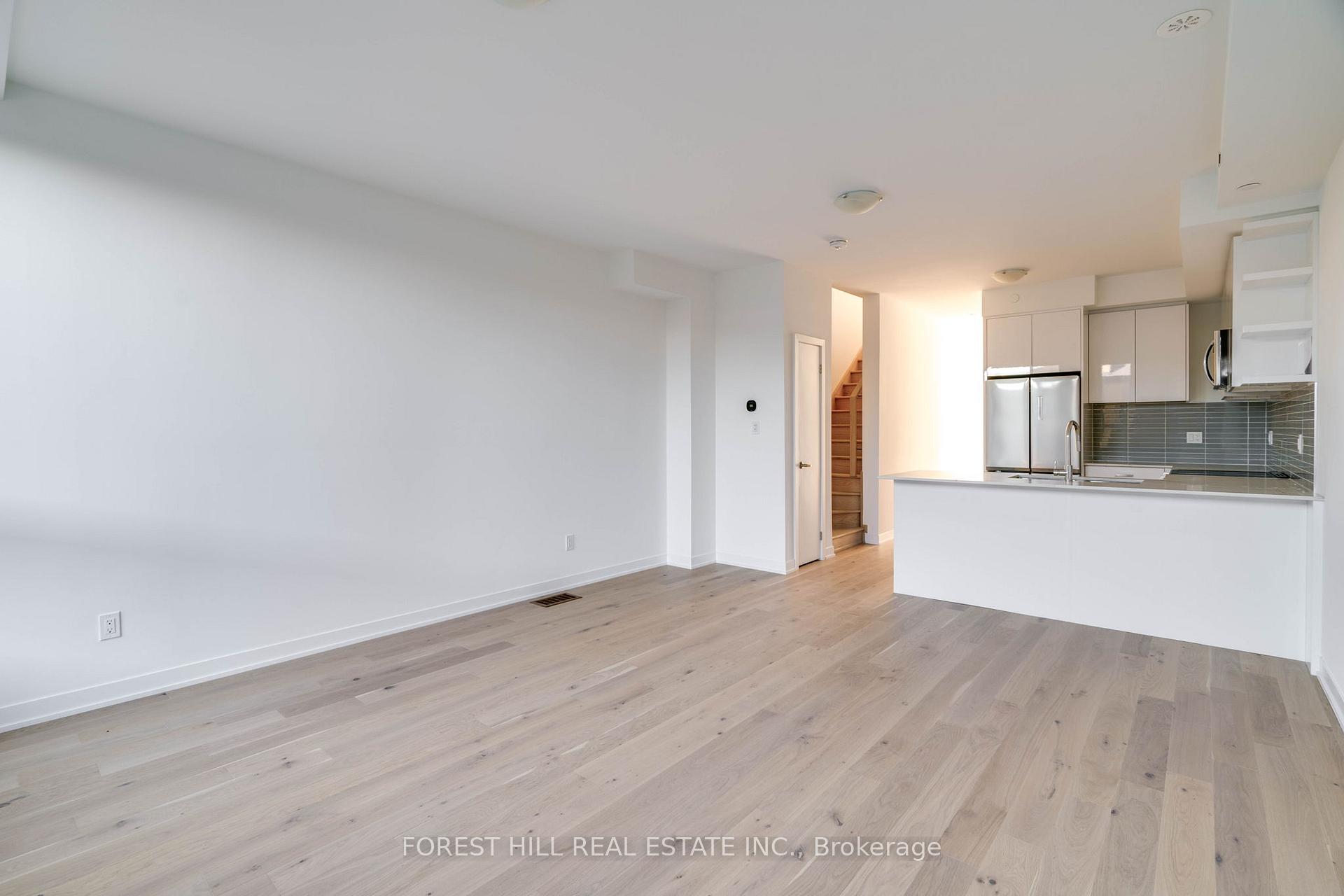 Photo 10 of 116 Green Gardens Boulevard, Toronto, Englemount-Lawrence — HOMEH