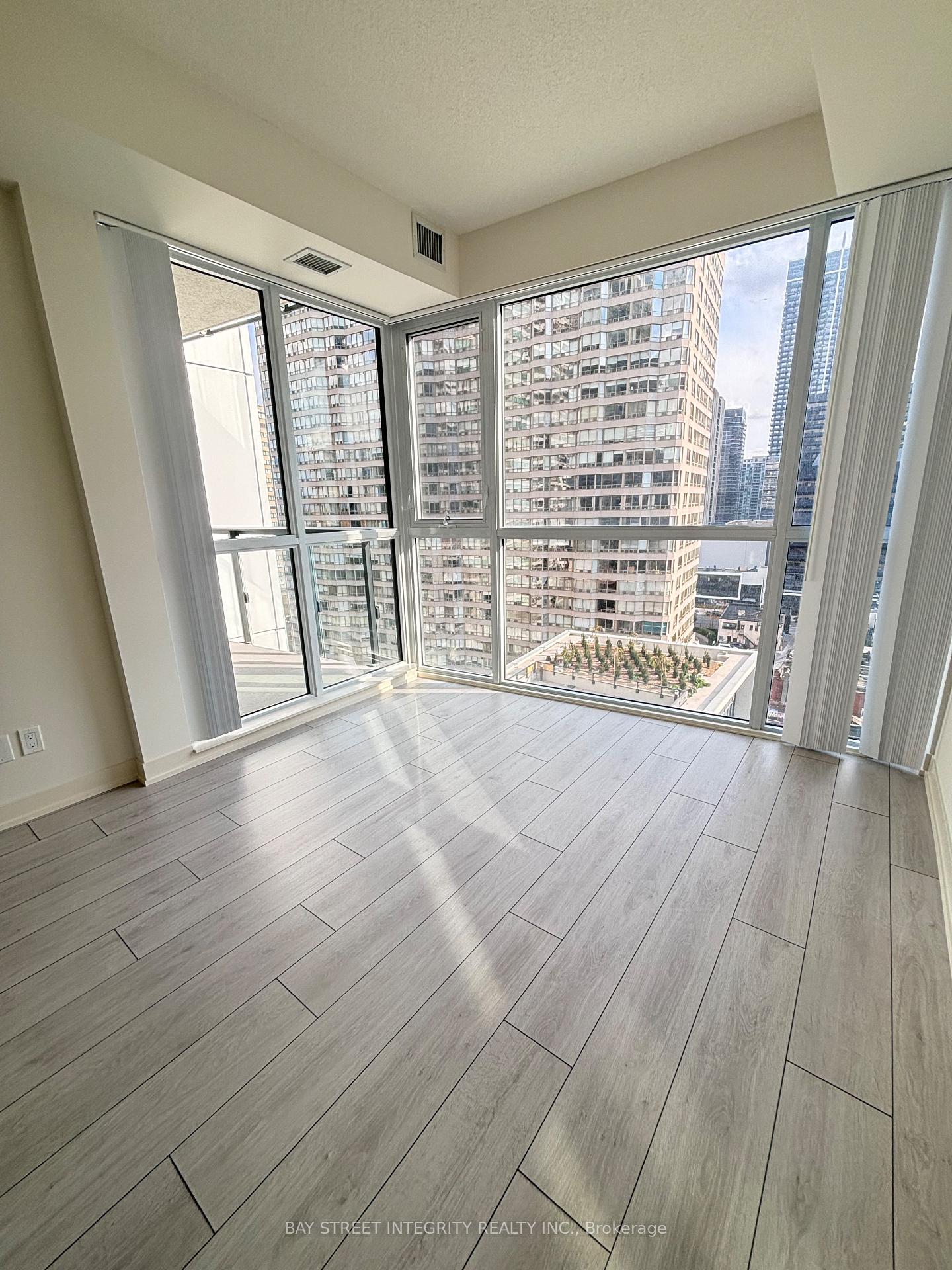 Photo 13 of Unit 907, 4955 Yonge Street, North York, Willowdale East — HOMEH