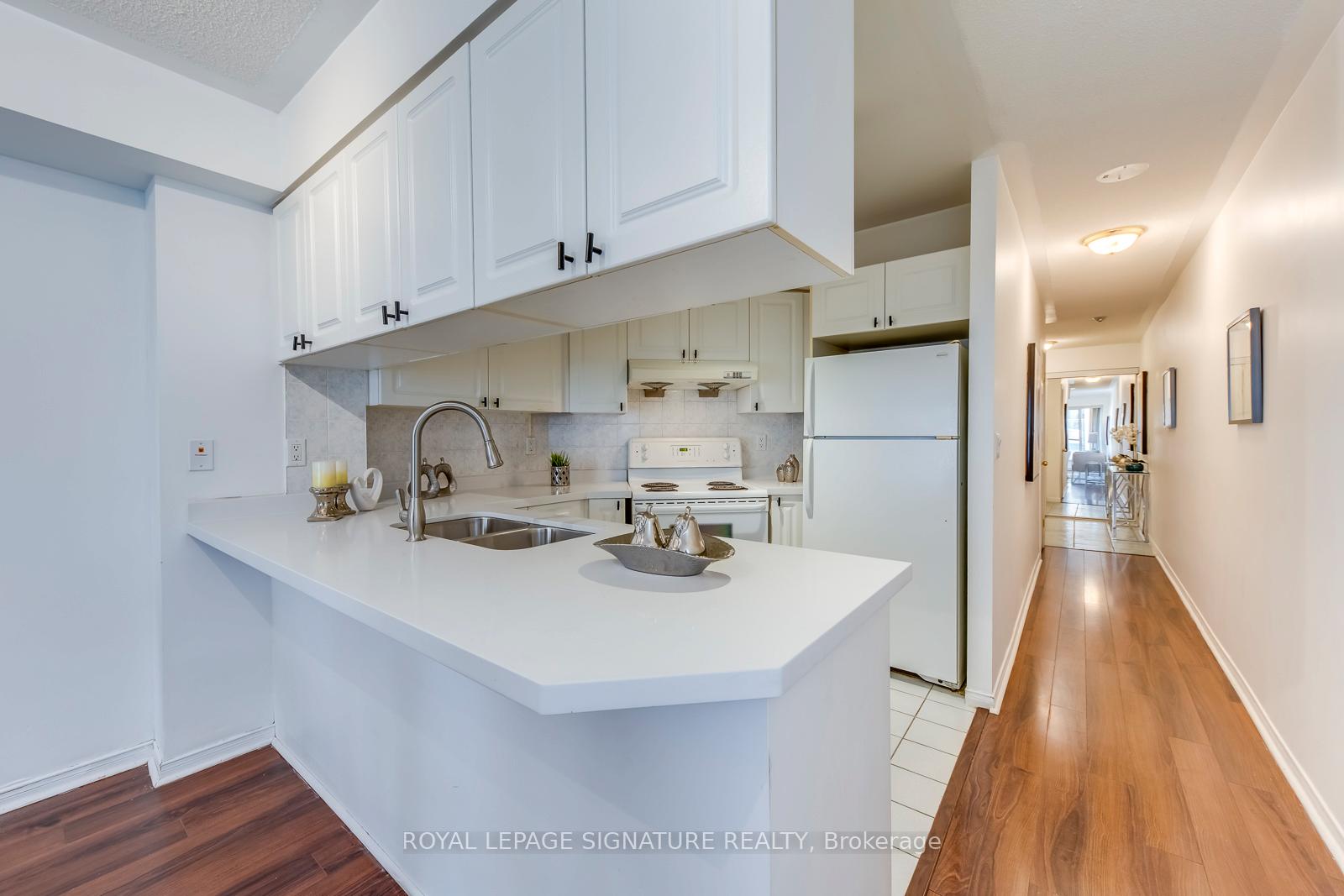 Photo 2 of Unit 805, 909 Bay Street, Toronto, Bay Street Corridor — HOMEH