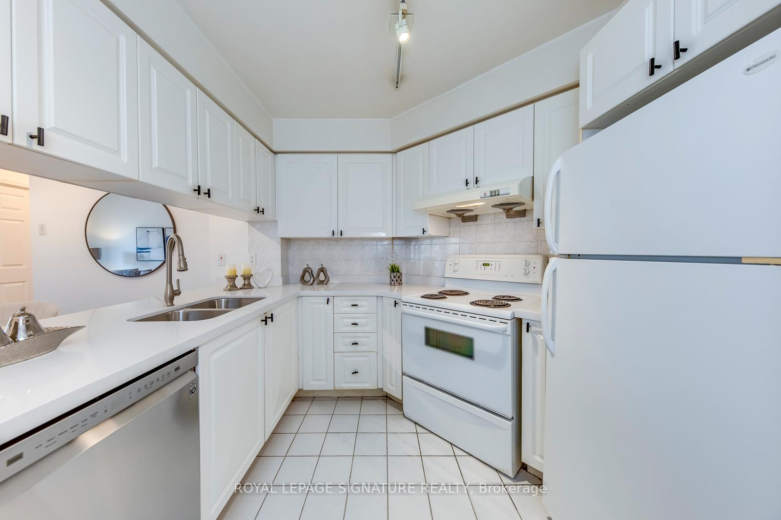 Photo 3 of Unit 805, 909 Bay Street, Toronto, Bay Street Corridor — HOMEH