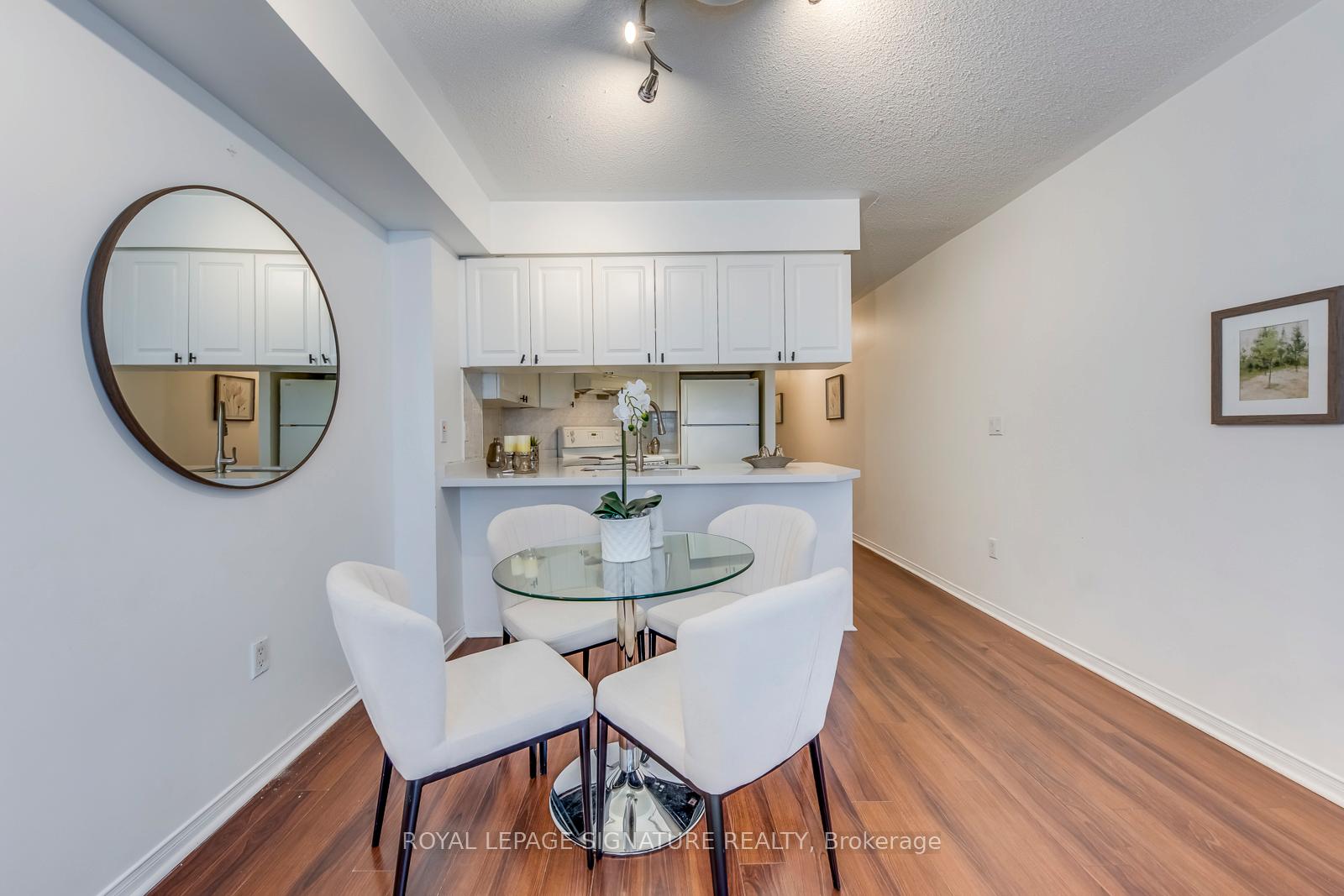 Photo 4 of Unit 805, 909 Bay Street, Toronto, Bay Street Corridor — HOMEH