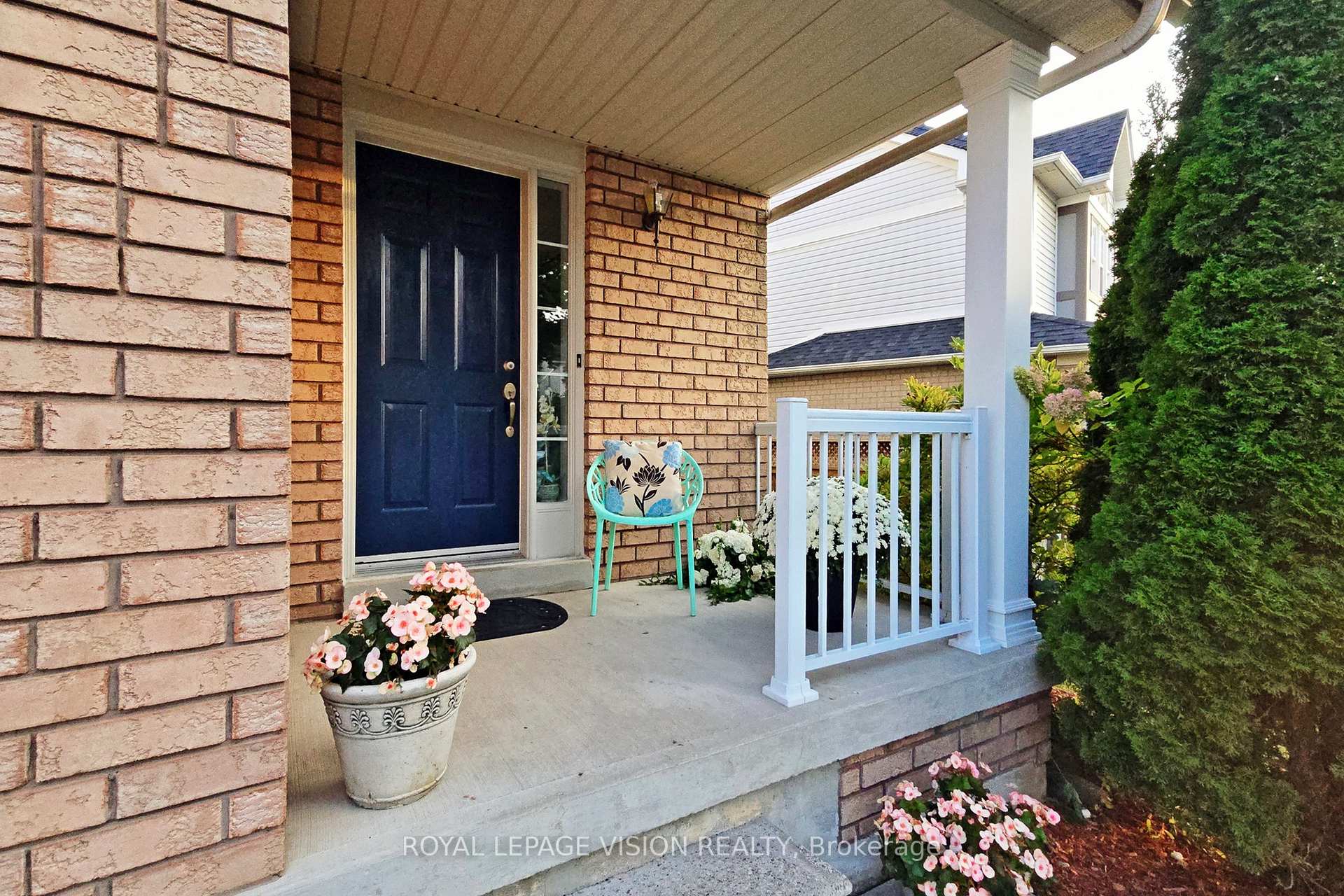 Photo 3 of 180 Kirkland Place, Whitby, Williamsburg — HOMEH