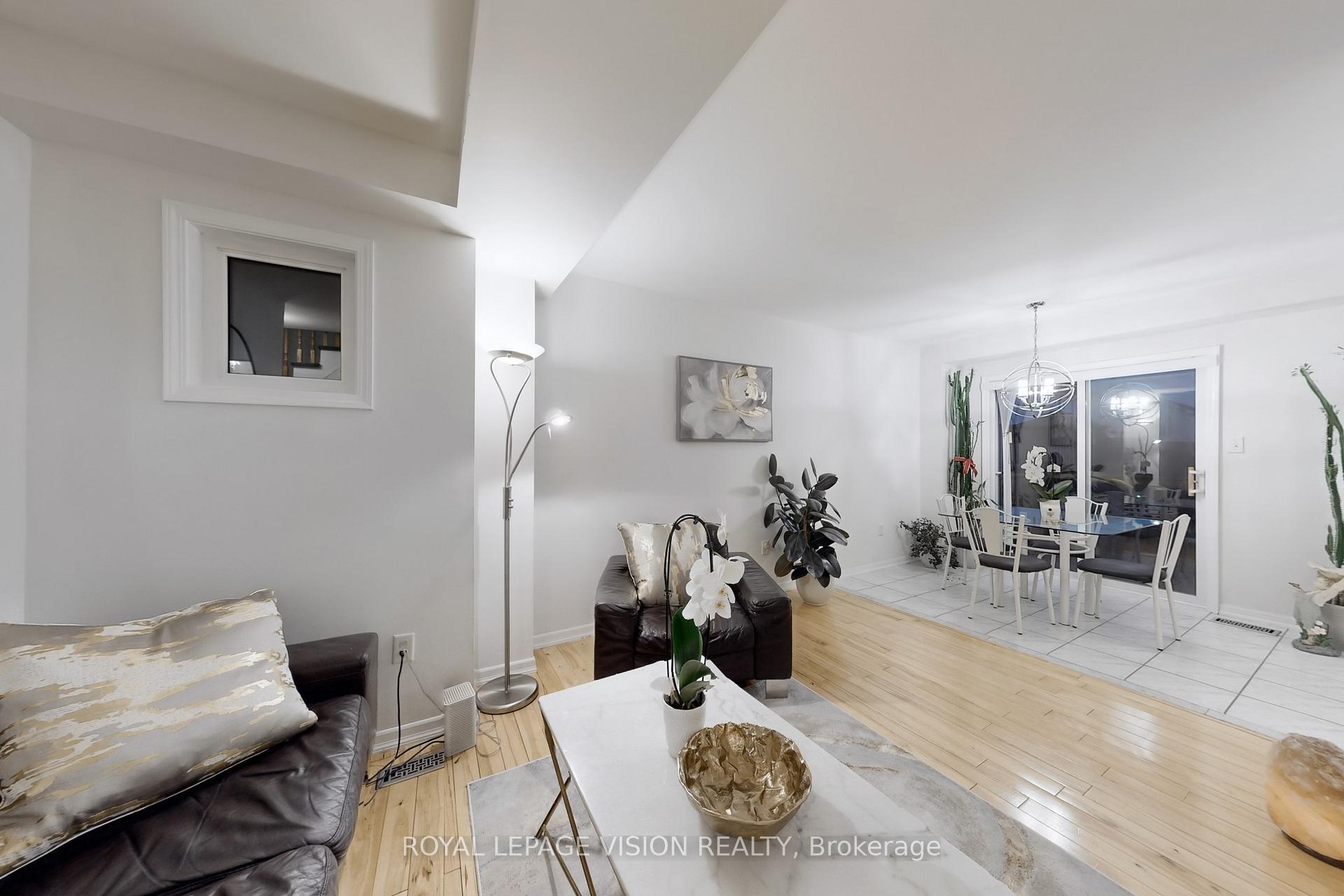 Photo 5 of 180 Kirkland Place, Whitby, Williamsburg — HOMEH