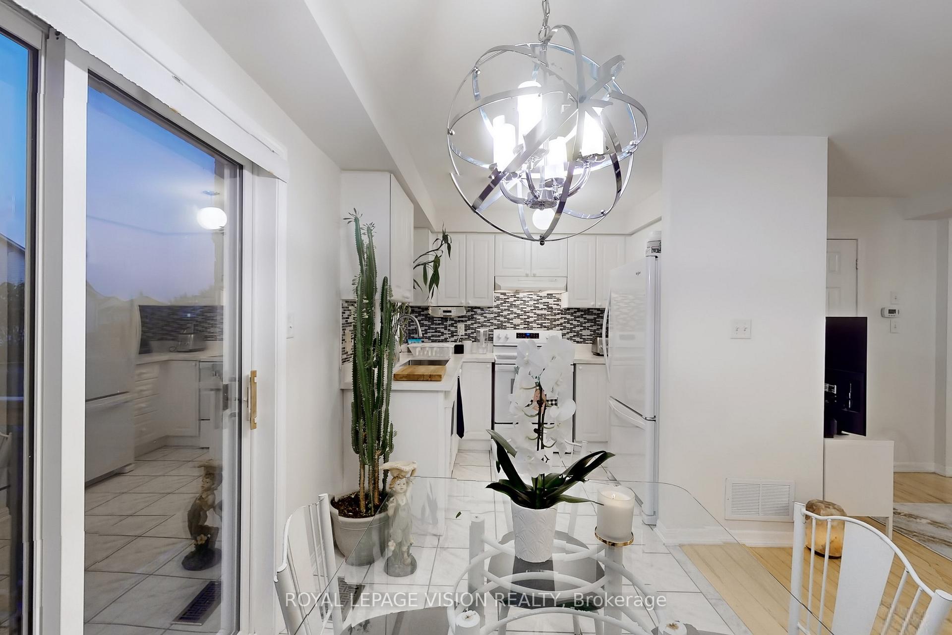 Photo 6 of 180 Kirkland Place, Whitby, Williamsburg — HOMEH