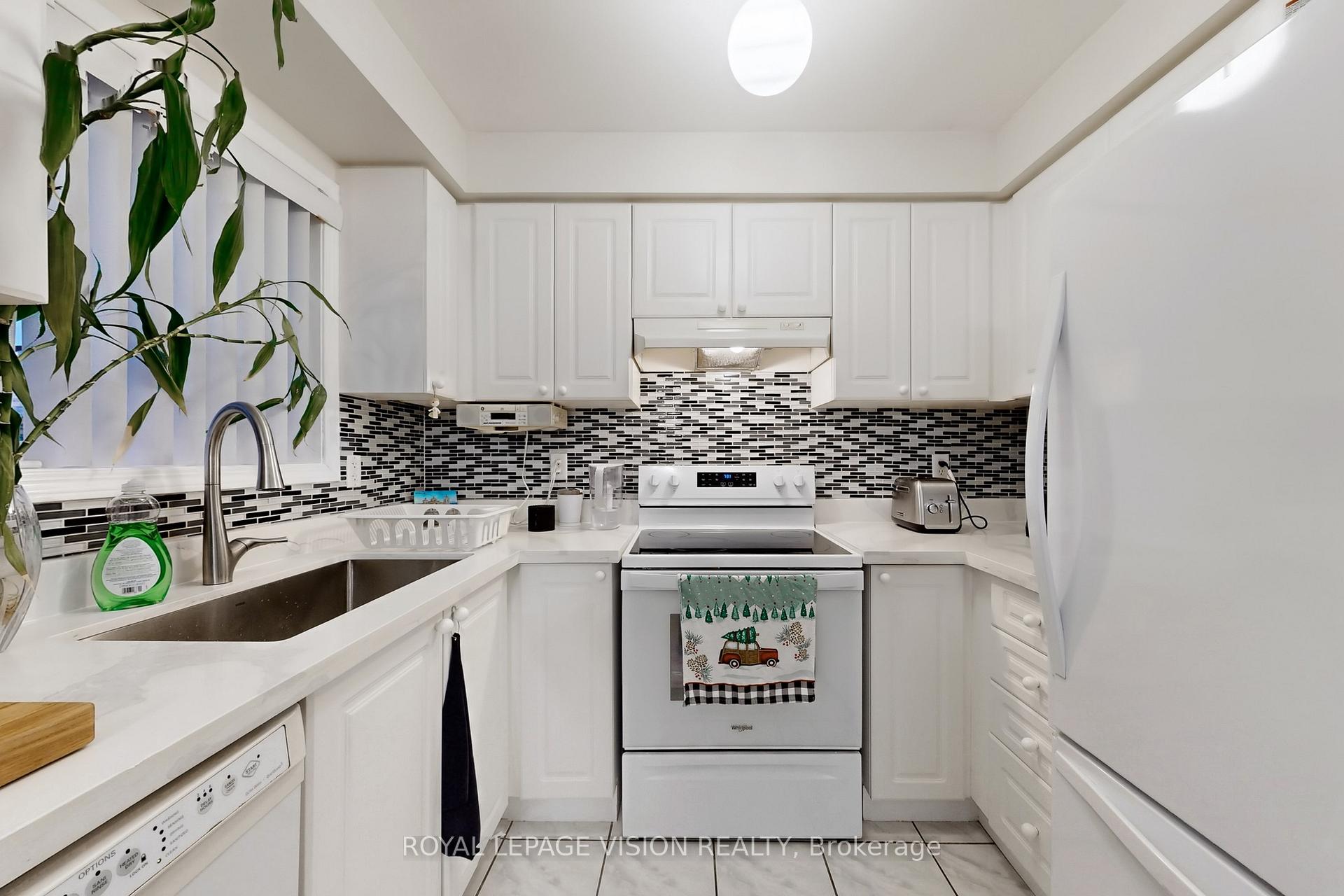 Photo 7 of 180 Kirkland Place, Whitby, Williamsburg — HOMEH